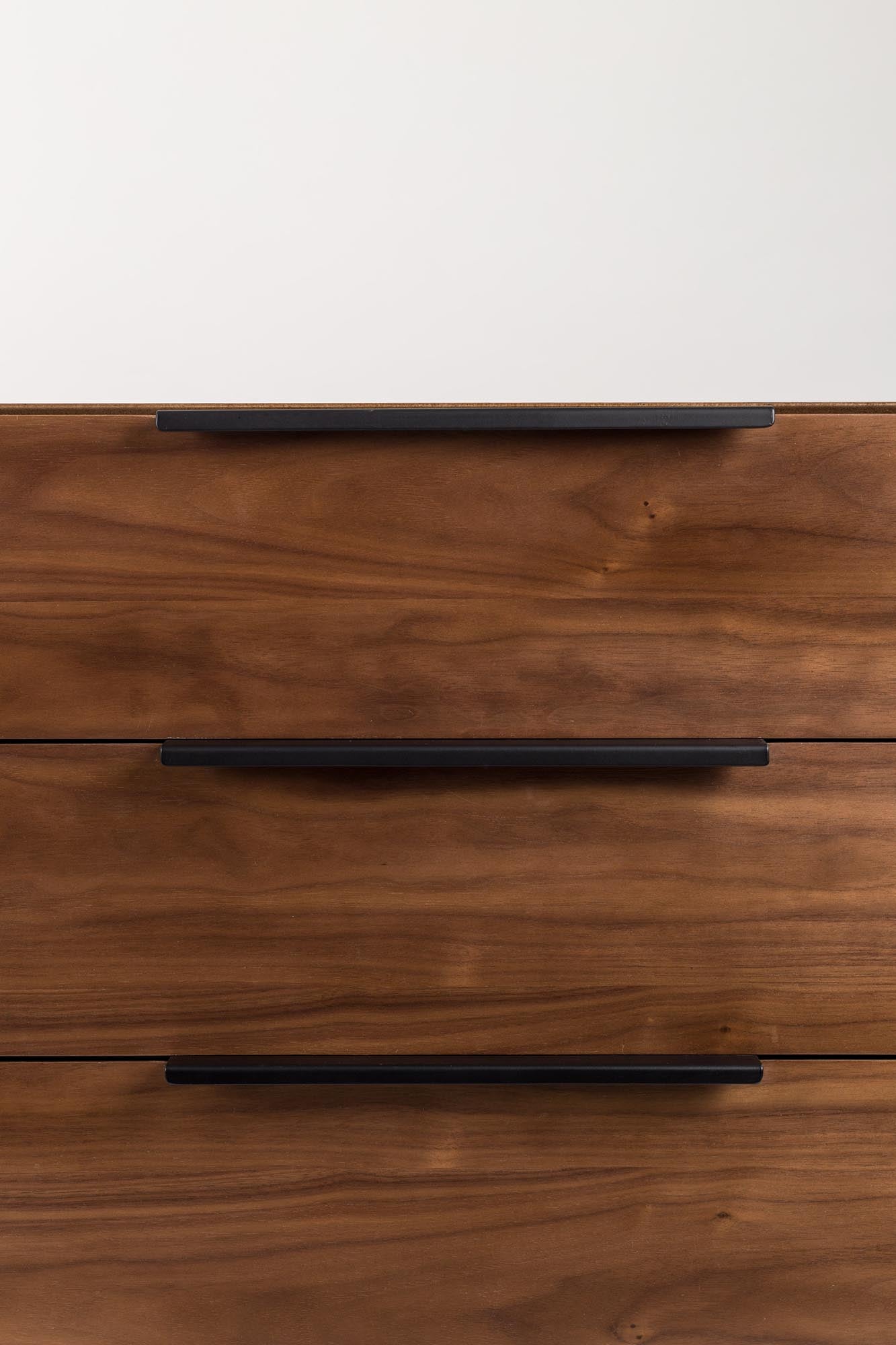 Elegantes Sideboard Travis von Zuiver: Perfekte Symbiose aus Stil und Nutzen.