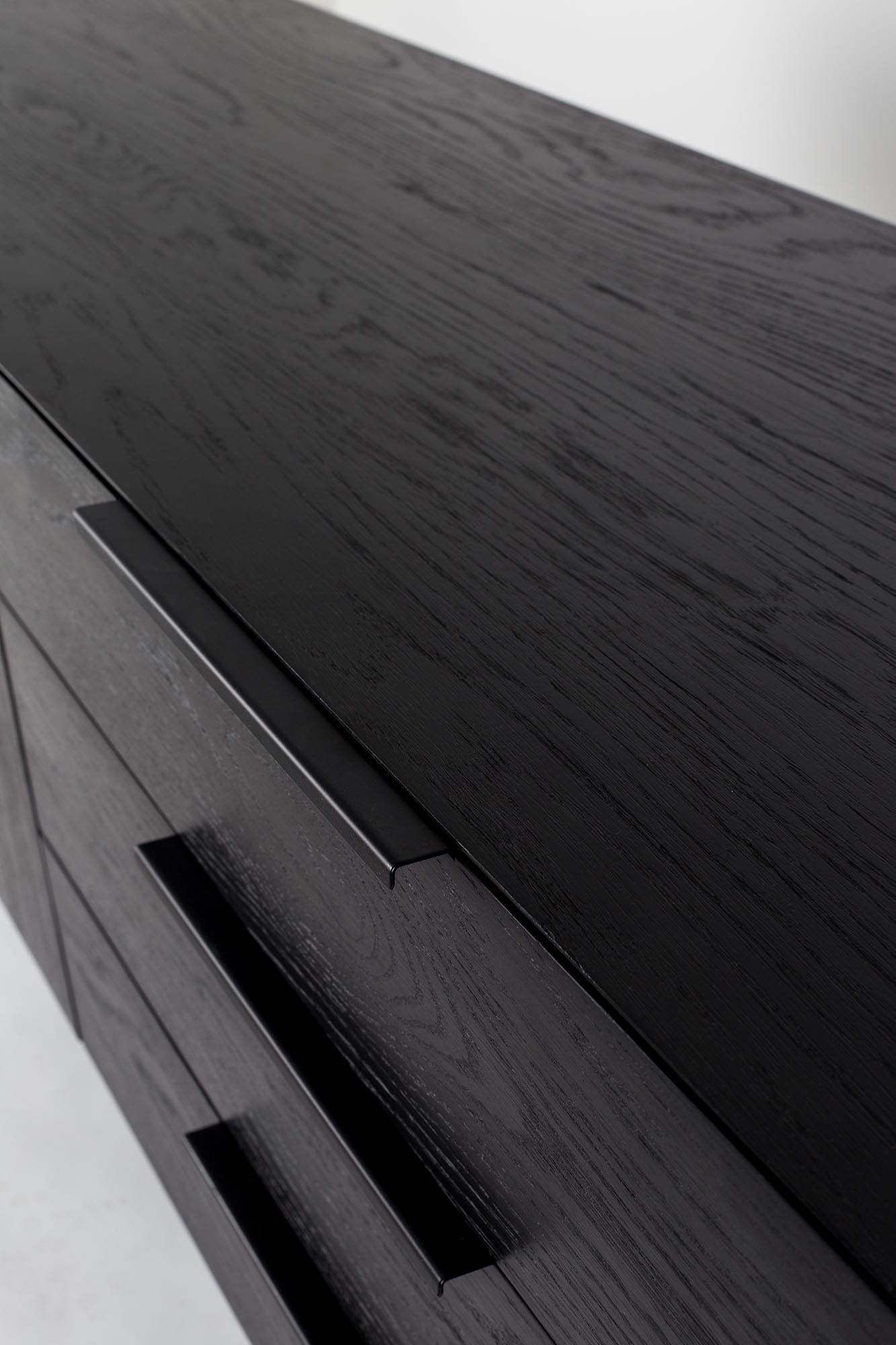Stilvolles Sideboard Travis von Zuiver: Design trifft auf Funktion.