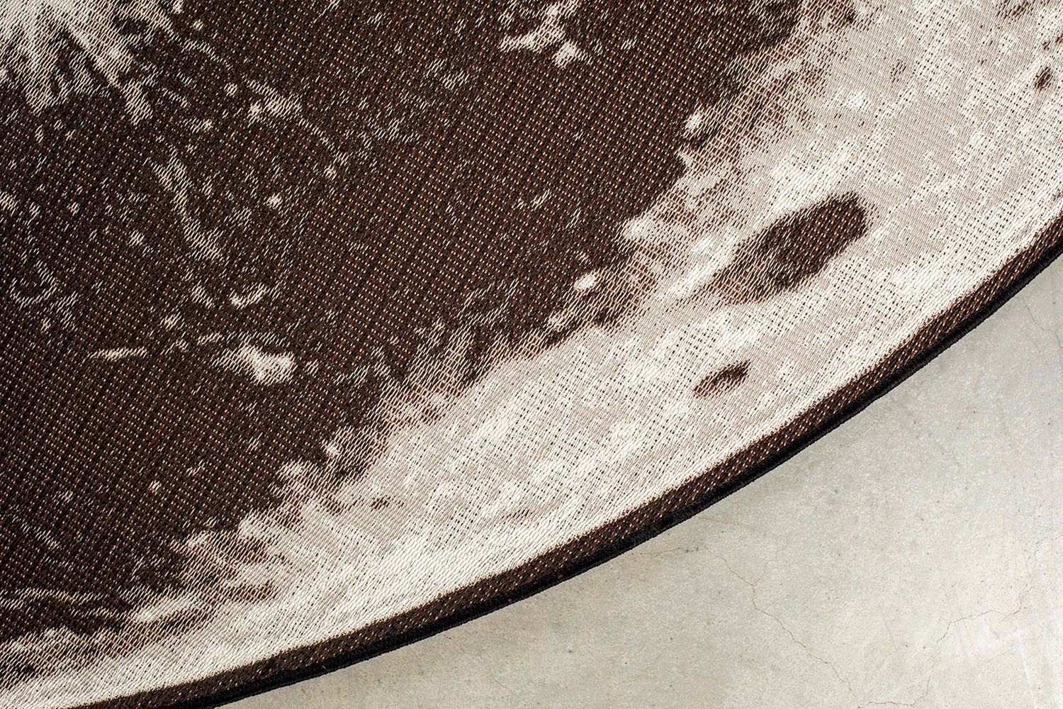 Der Outdoor Teppich Moon von Zuiver bringt mit seiner runden Form und wetterfesten Materialien Stil auf Ihre Terrasse. Erhältlich in vielen Farben und Größen, ist er ideal für entspannte Tage im Freien.