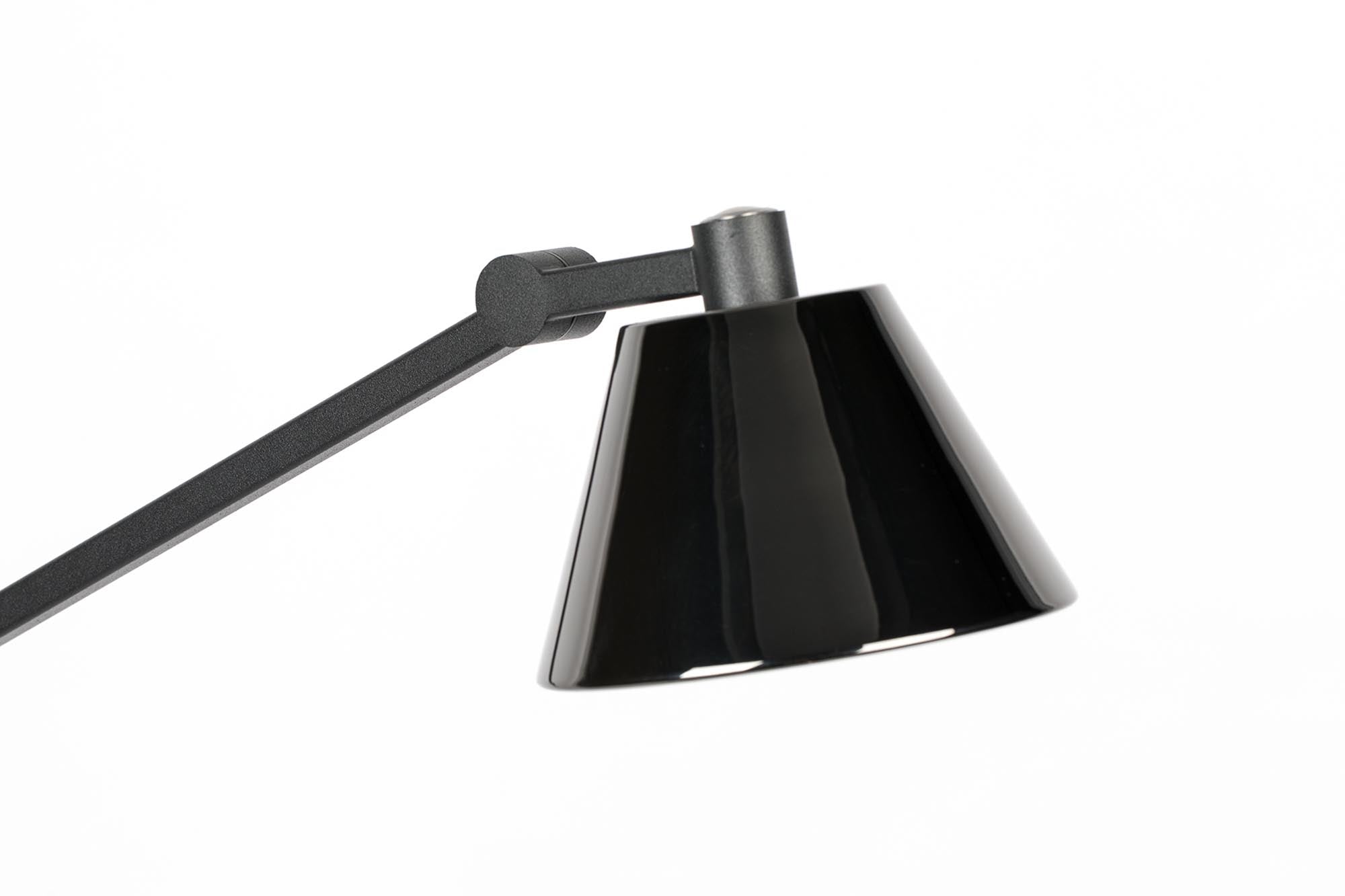 Stilvolle Stehleuchte Lub von Zuiver: Metall-Lampenschirm, minimalistisches Design, höhenverstellbar, ideal für modernes Ambiente.