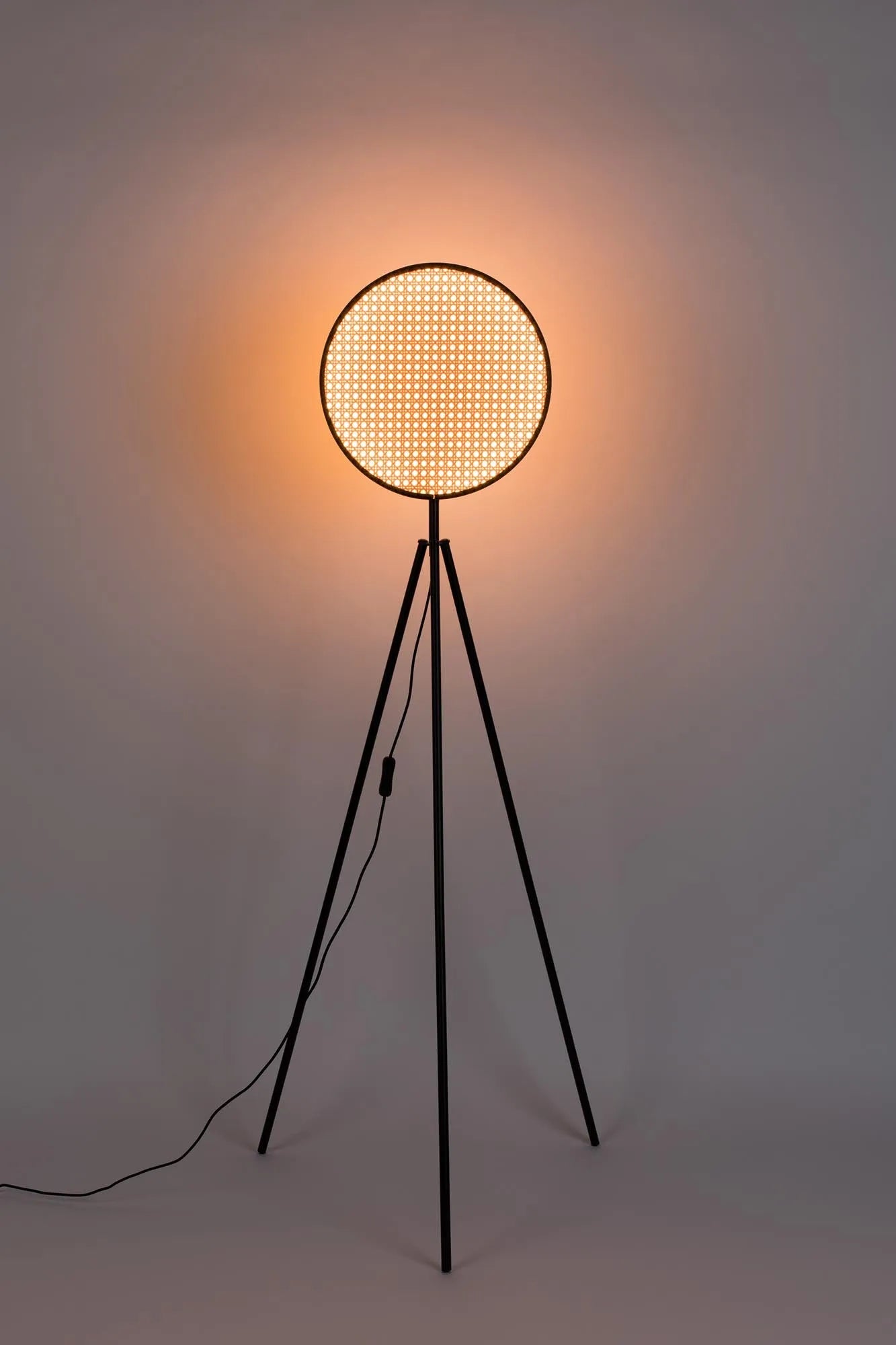 Zuiver Sien: Moderne Stehleuchte mit einzigartigem Rattan-Look.
