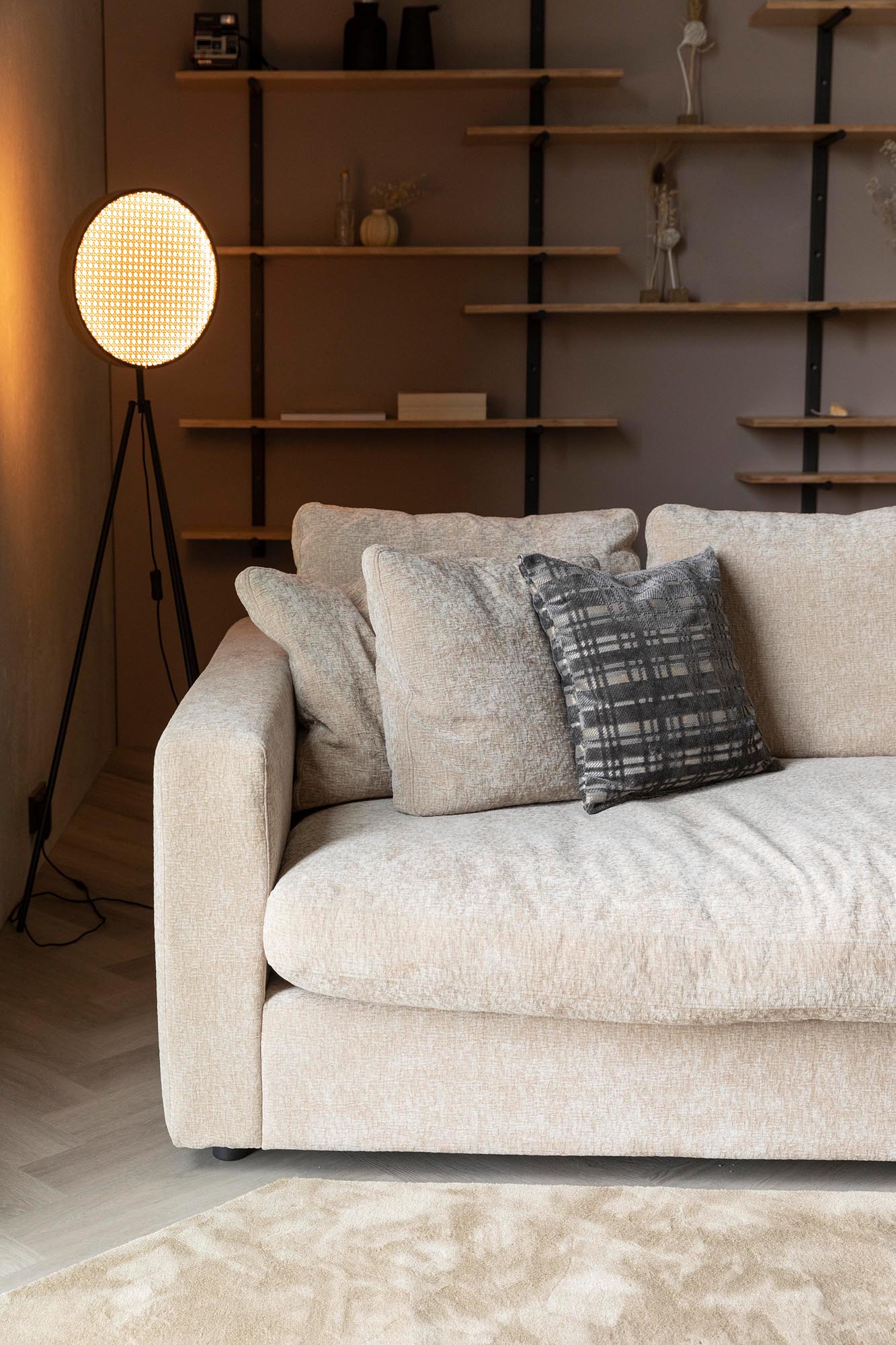Elegante Stehleuchte Sien von Zuiver mit modernem Rattan-Design.