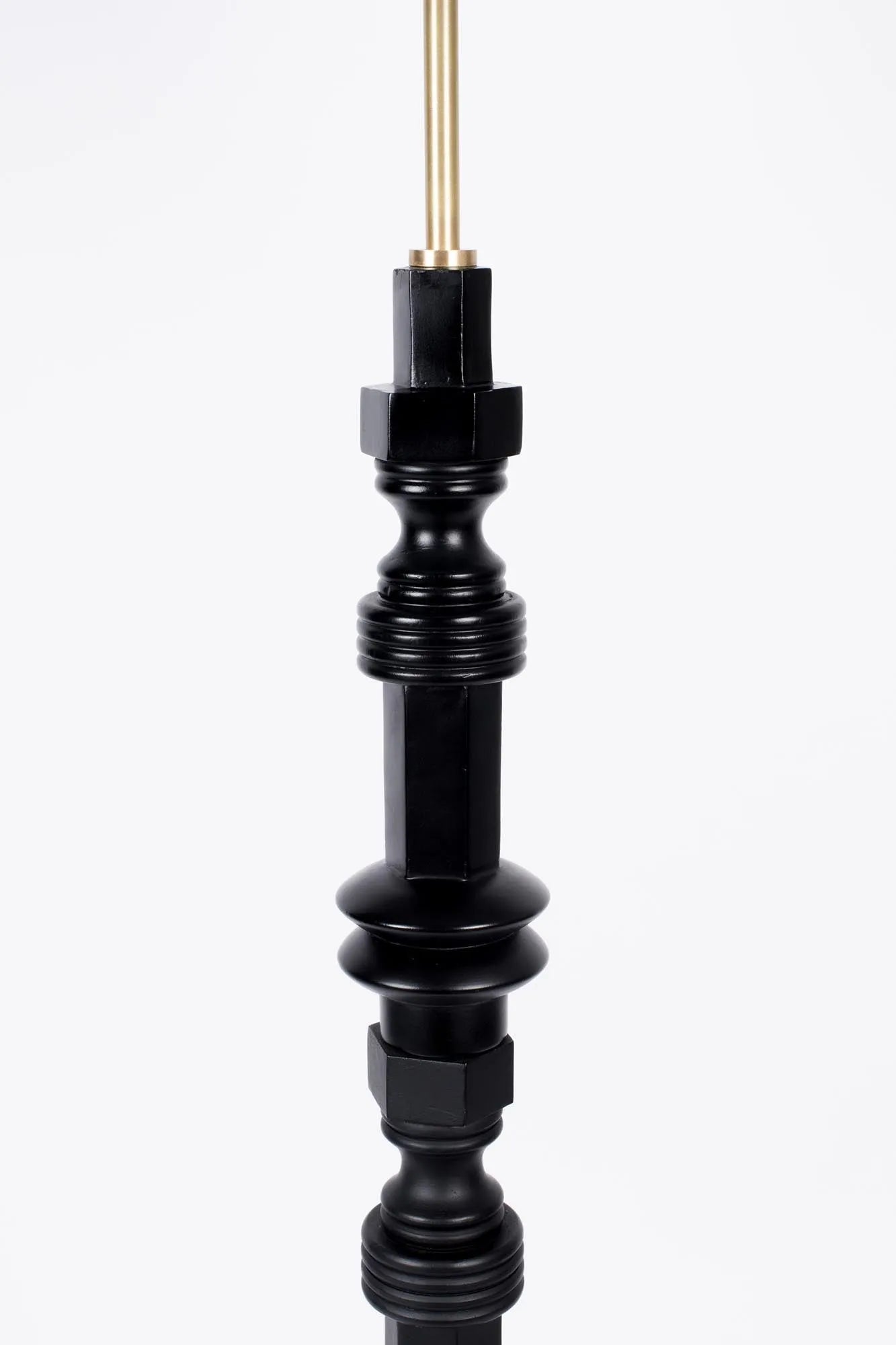 Die Zuiver Totem Stehleuchte besticht durch ihr modernes Design und ihre Funktionalität, ein eleganter Akzent für Ihr Zuhause.