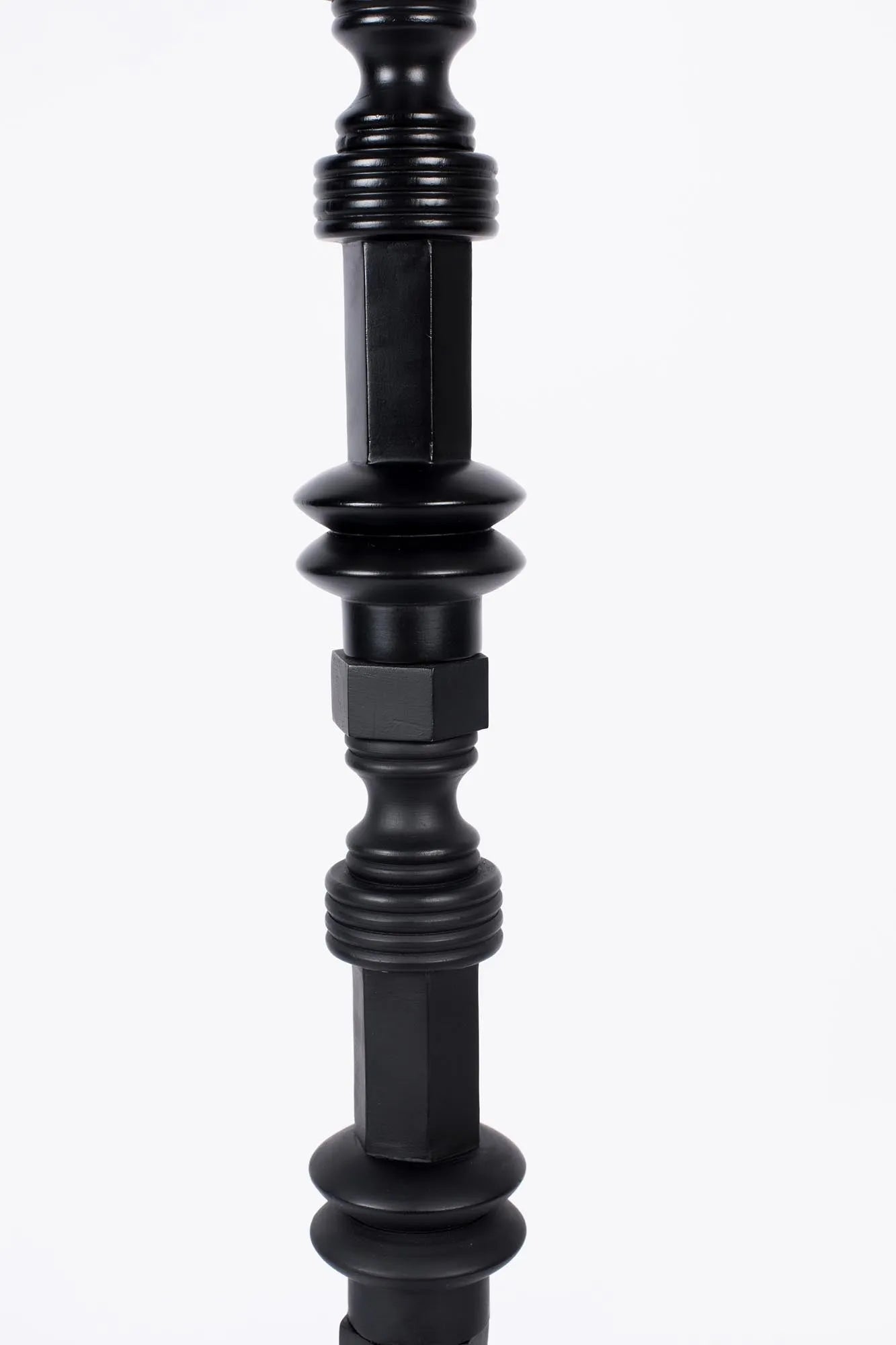 Die Totem Stehleuchte von Zuiver vereint modernes Design mit Funktionalität und setzt stilvolle Akzente in jedem Raum.