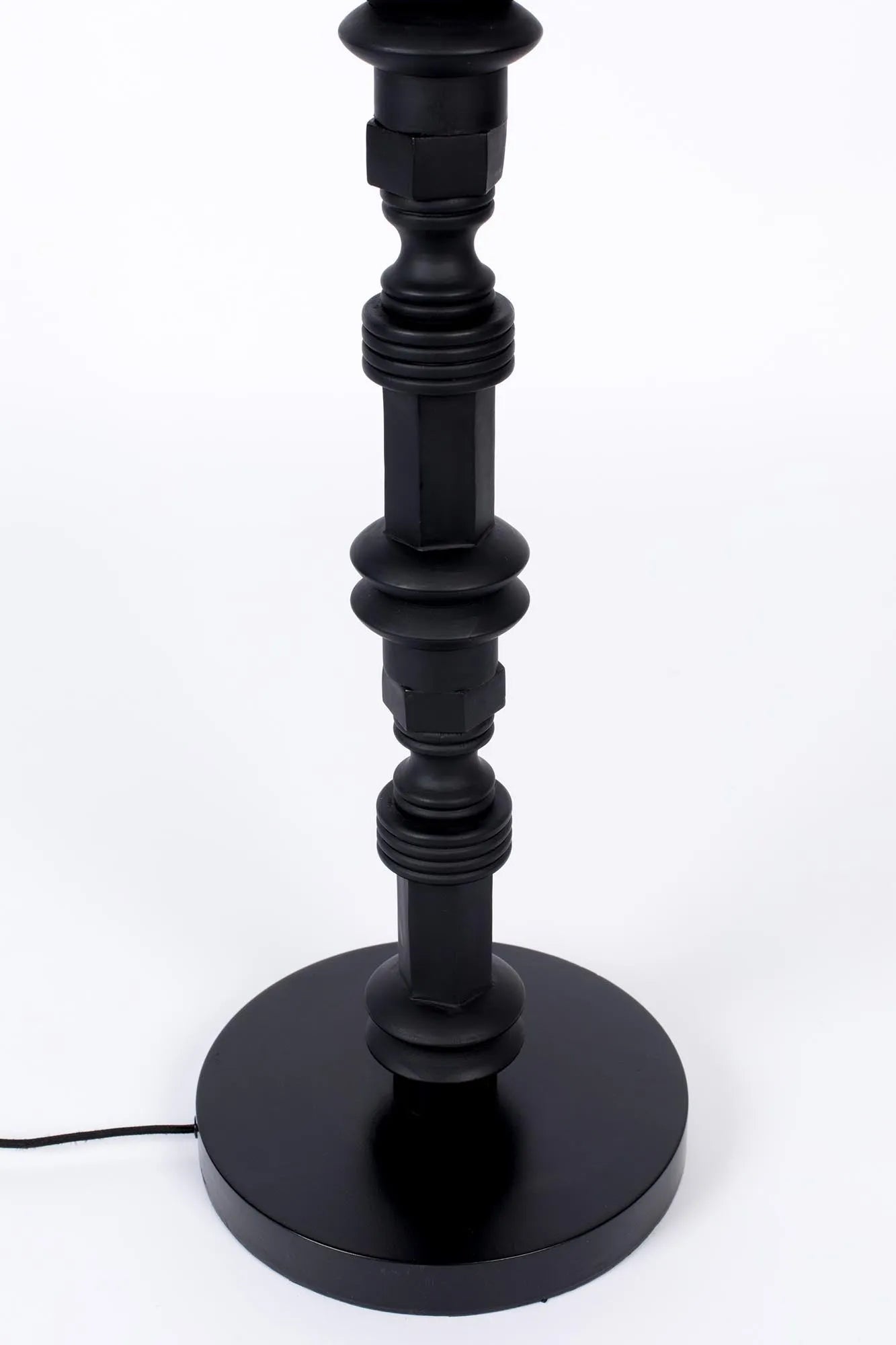 Die Zuiver Totem Stehleuchte besticht durch ihr modernes Design und ihre Funktionalität, ideal für stilvolle Raumakzente.