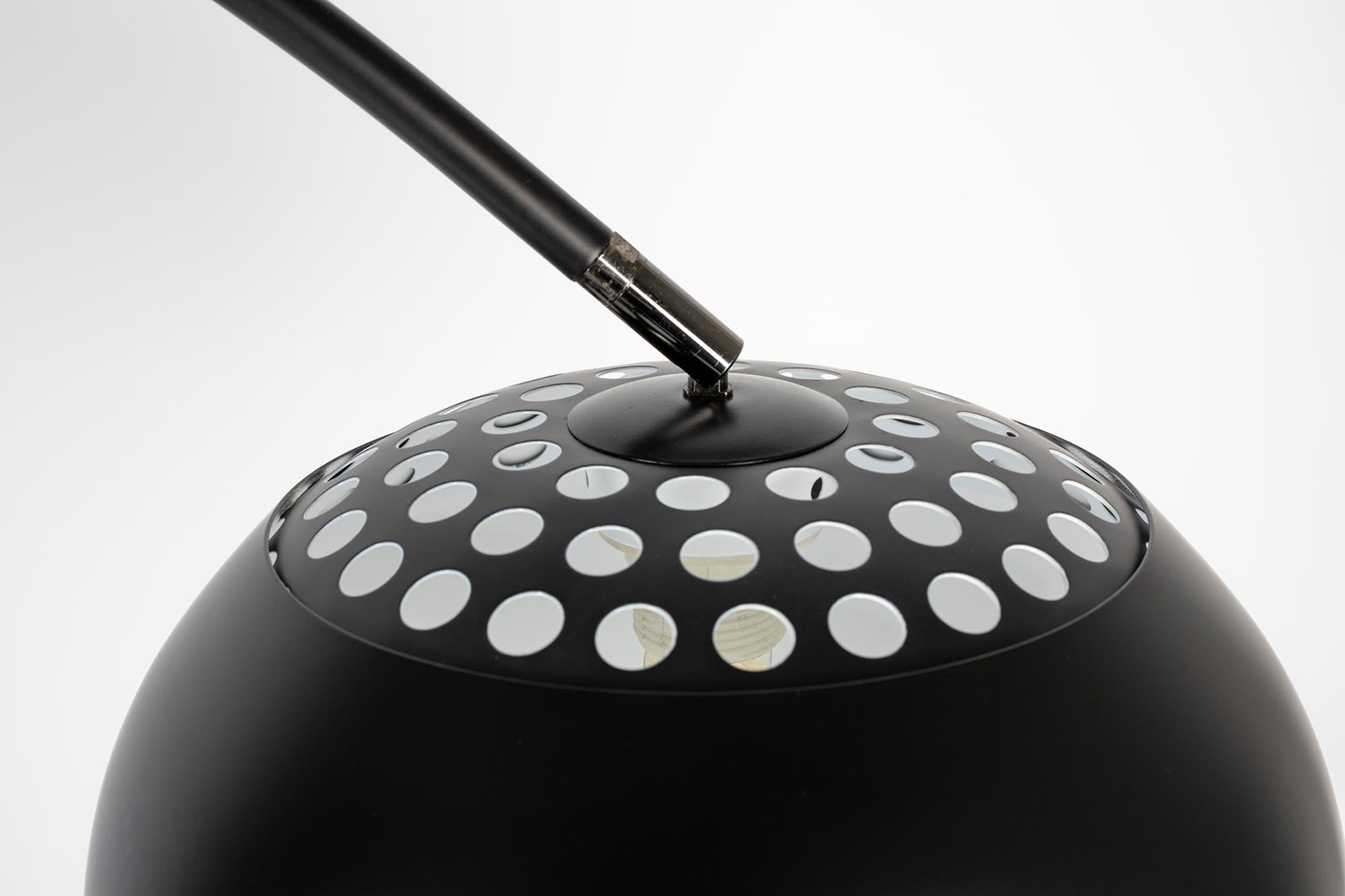 Elegante Stehleuchte Metal Bow von Zuiver: Hochwertiges Design, vielseitig einsetzbar und perfekt für jeden Raum.