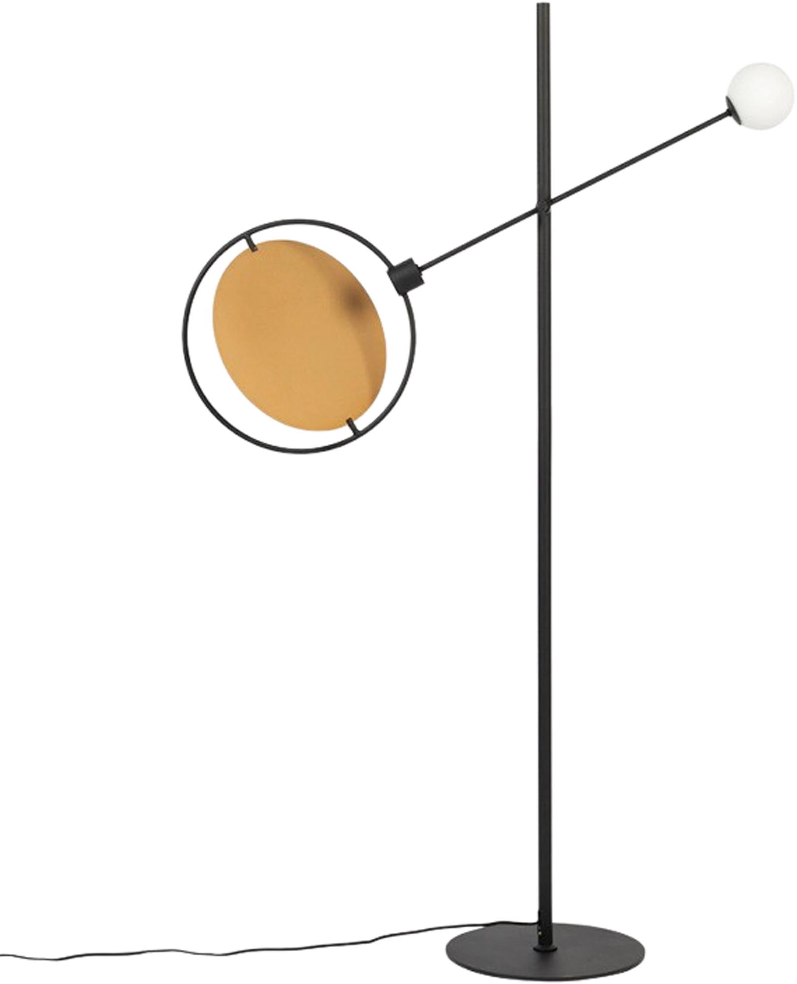 Elegante Stehleuchte Sirius von Zuiver: Schlankes Design, goldener Lampenschirm, stabile Metallbasis, schafft warme Atmosphäre.