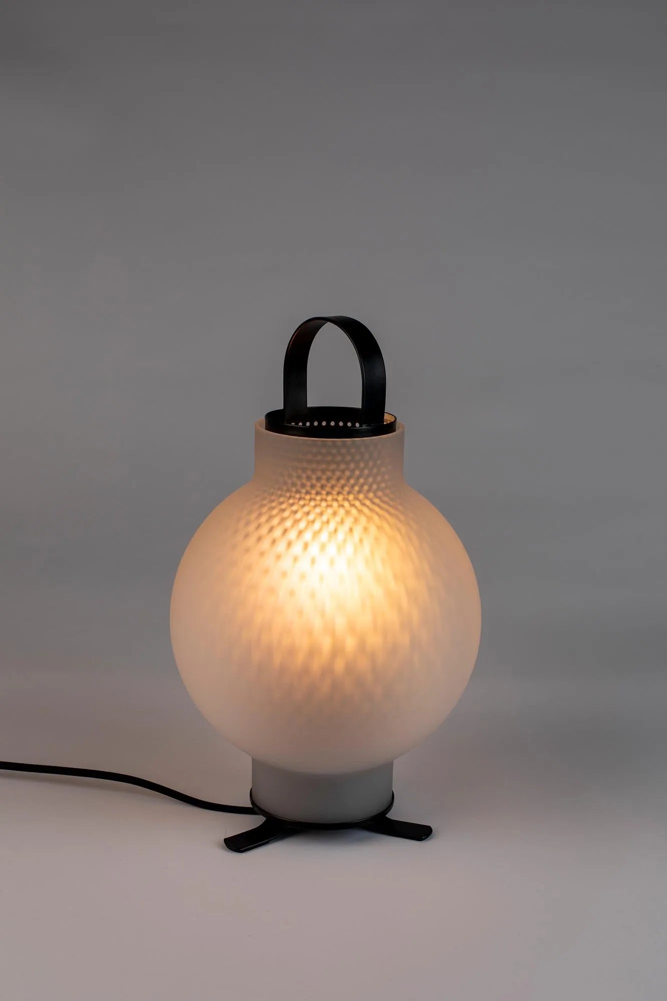 Stilvolle Tischleuchte Nomad von Zuiver für flexible Lichtakzente.