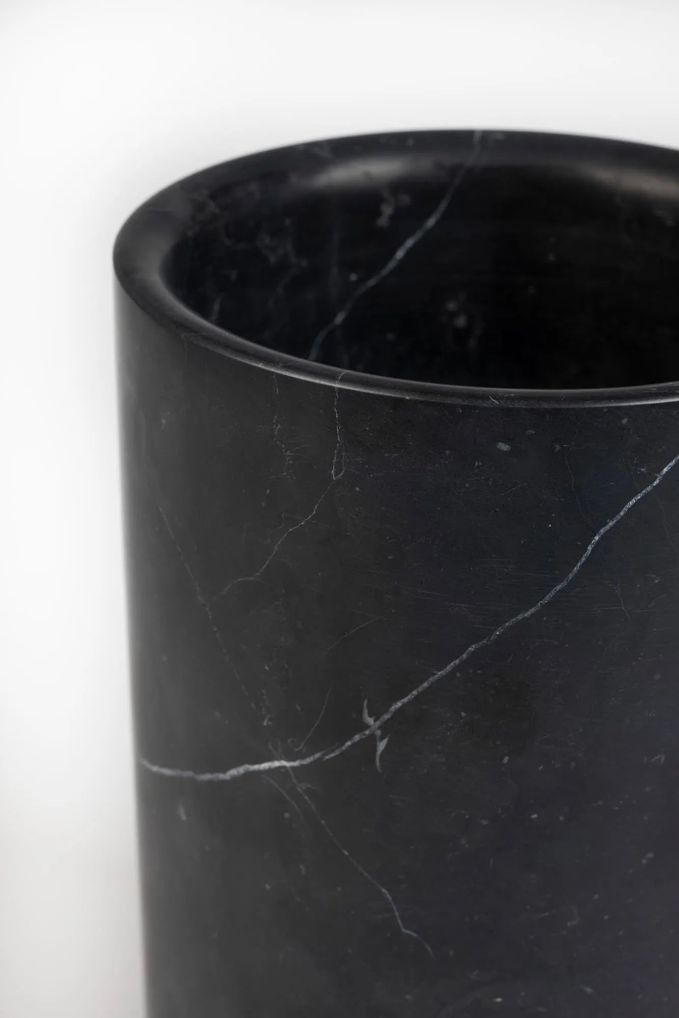 Vase Fajen in Schwarz präsentiert im Onlineshop von KAQTU Design AG. Vase ist von Zuiver