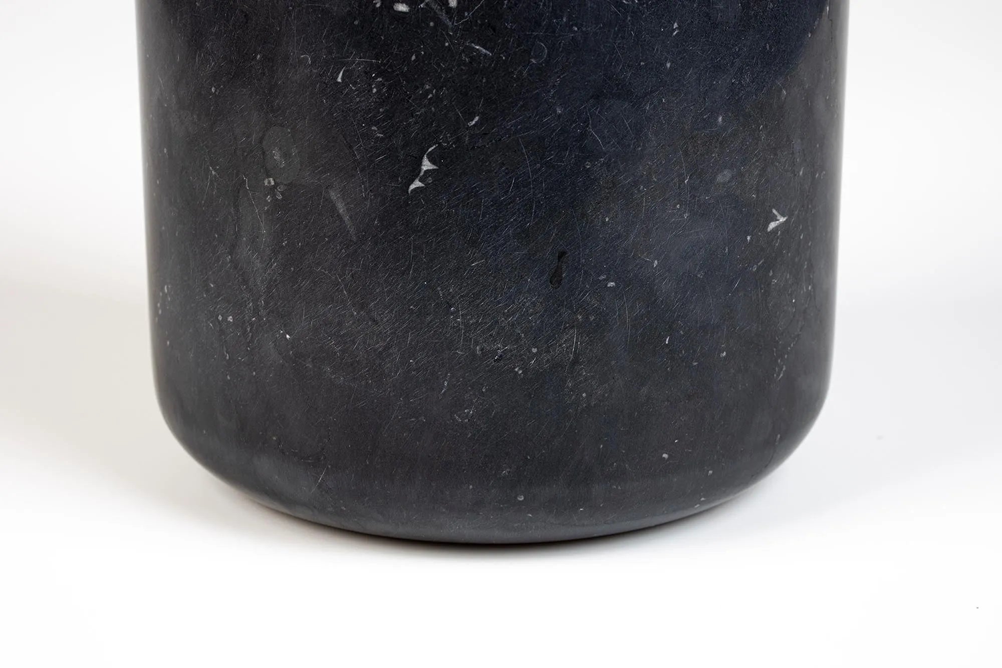 Vase Fajen in Schwarz präsentiert im Onlineshop von KAQTU Design AG. Vase ist von Zuiver