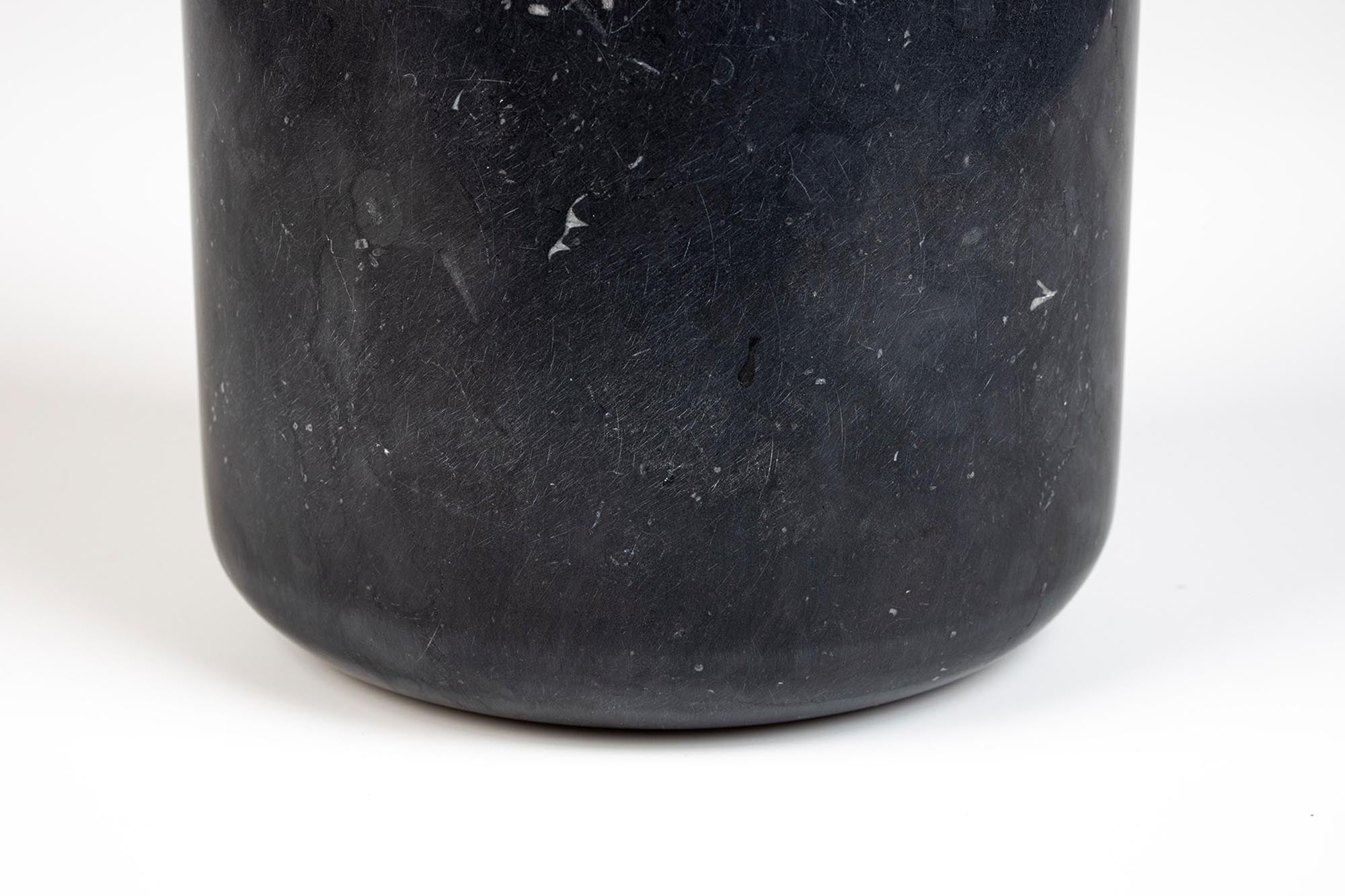 Vase Fajen in Schwarz präsentiert im Onlineshop von KAQTU Design AG. Vase ist von Zuiver