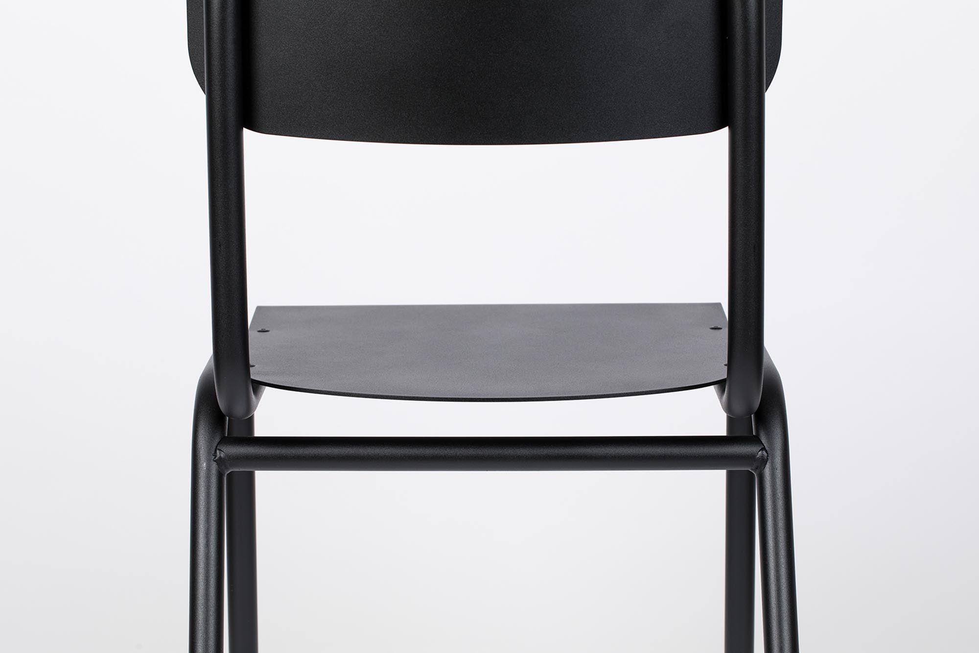 Stylischer Zuiver Stuhl für den Außenbereich, ideal für Schulhöfe.