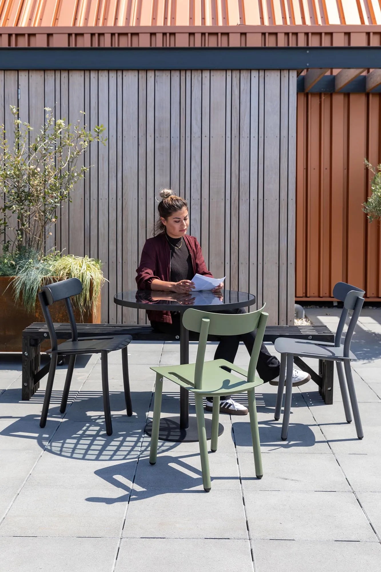 Zuiver Friday: Moderner Gartenstuhl für stilvolle Outdoor-Momente.