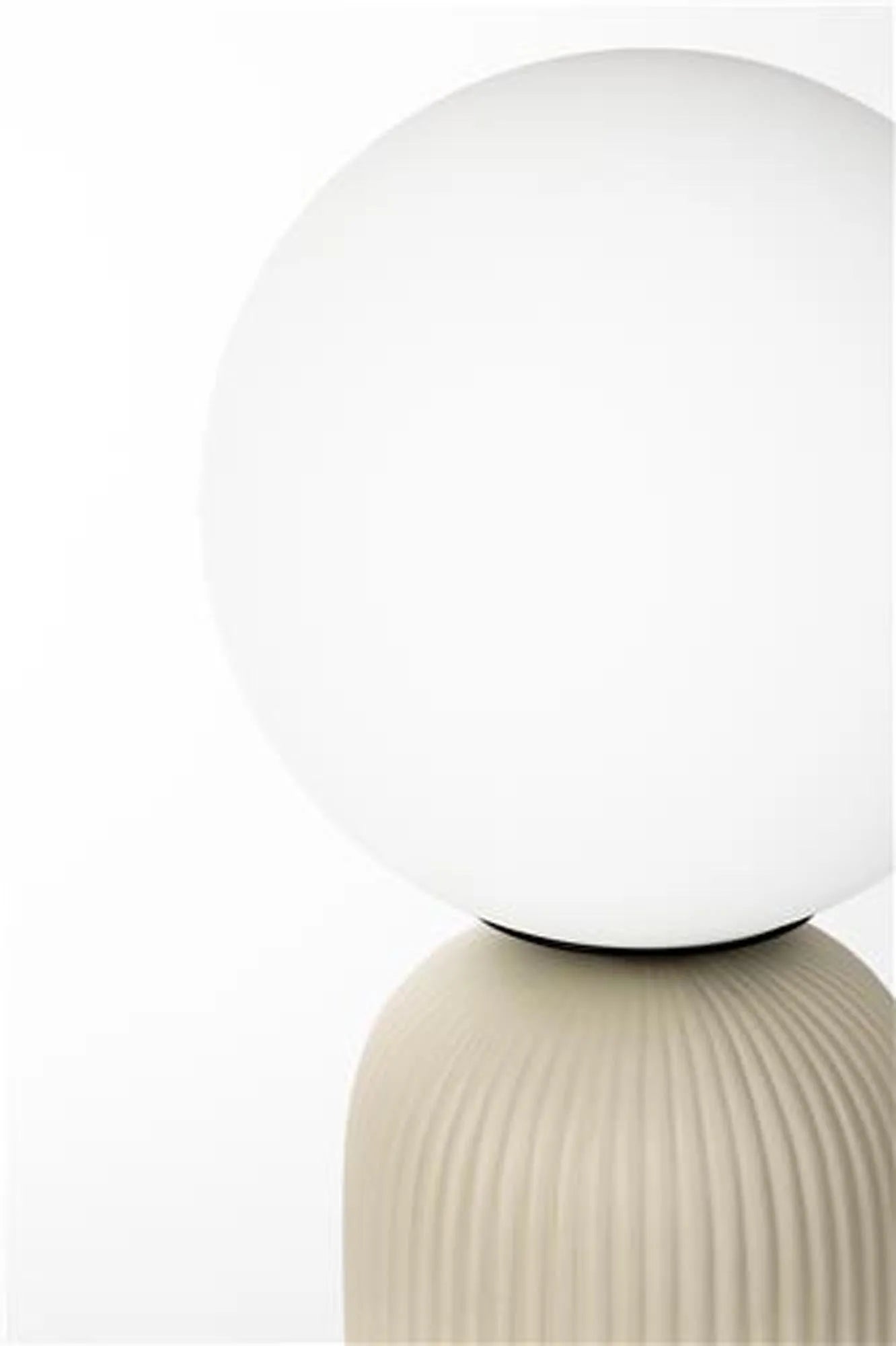 Moderne Tischleuchte DASH M von Zuiver aus Glas und Keramik.