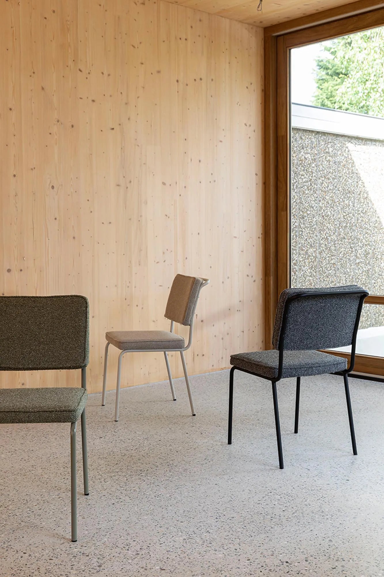 Der Zuiver Buddy-Stuhl: Modernes Design, ergonomischer Komfort, pulverbeschichtetes Metall, ideal für Esszimmer und Büro.