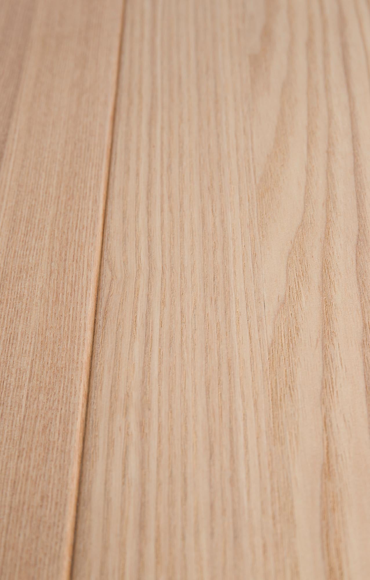 Der Tisch Storm von Zuiver vereint modernes Design mit Funktionalität und passt ideal in jedes Wohnambiente.