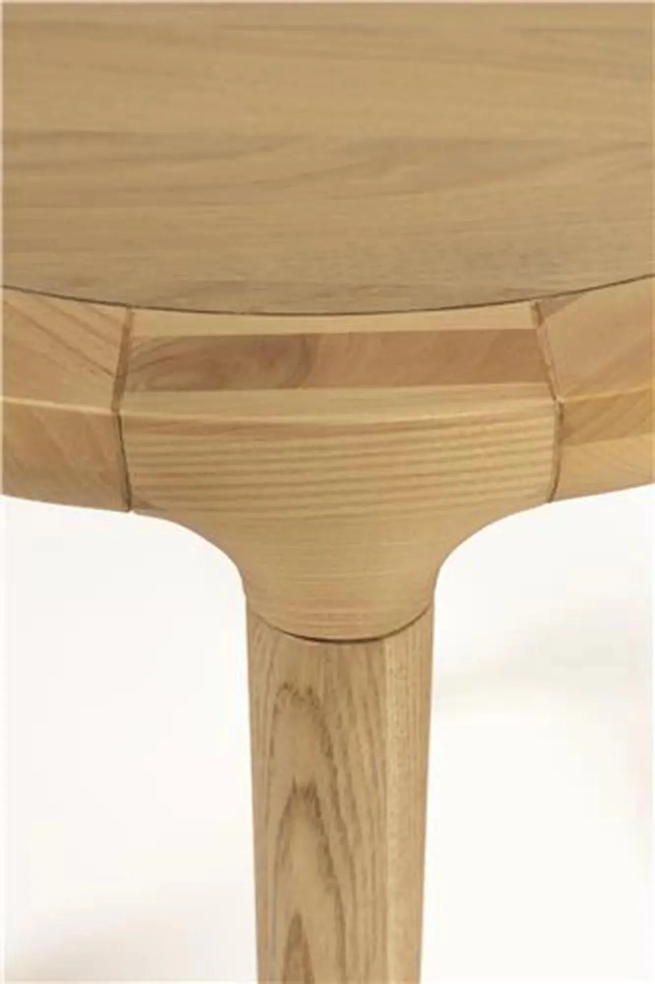 Eleganter Zuiver Storm Tisch: Eichenfurnier, zeitloses Design.