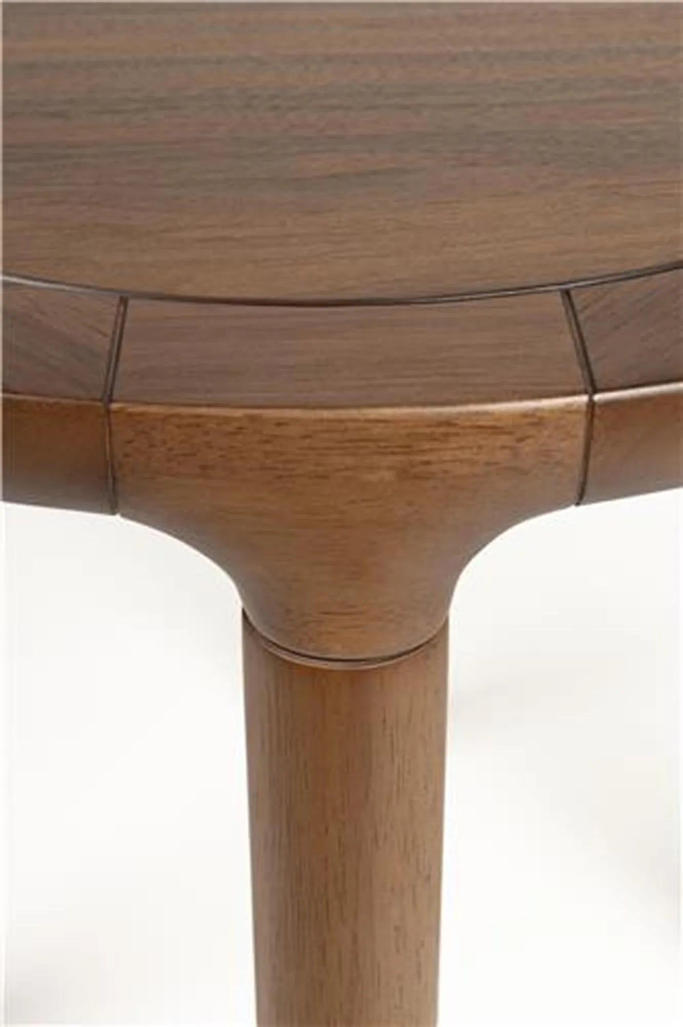 Eleganter Zuiver Storm Tisch: Eichenfurnier, zeitloses Design.