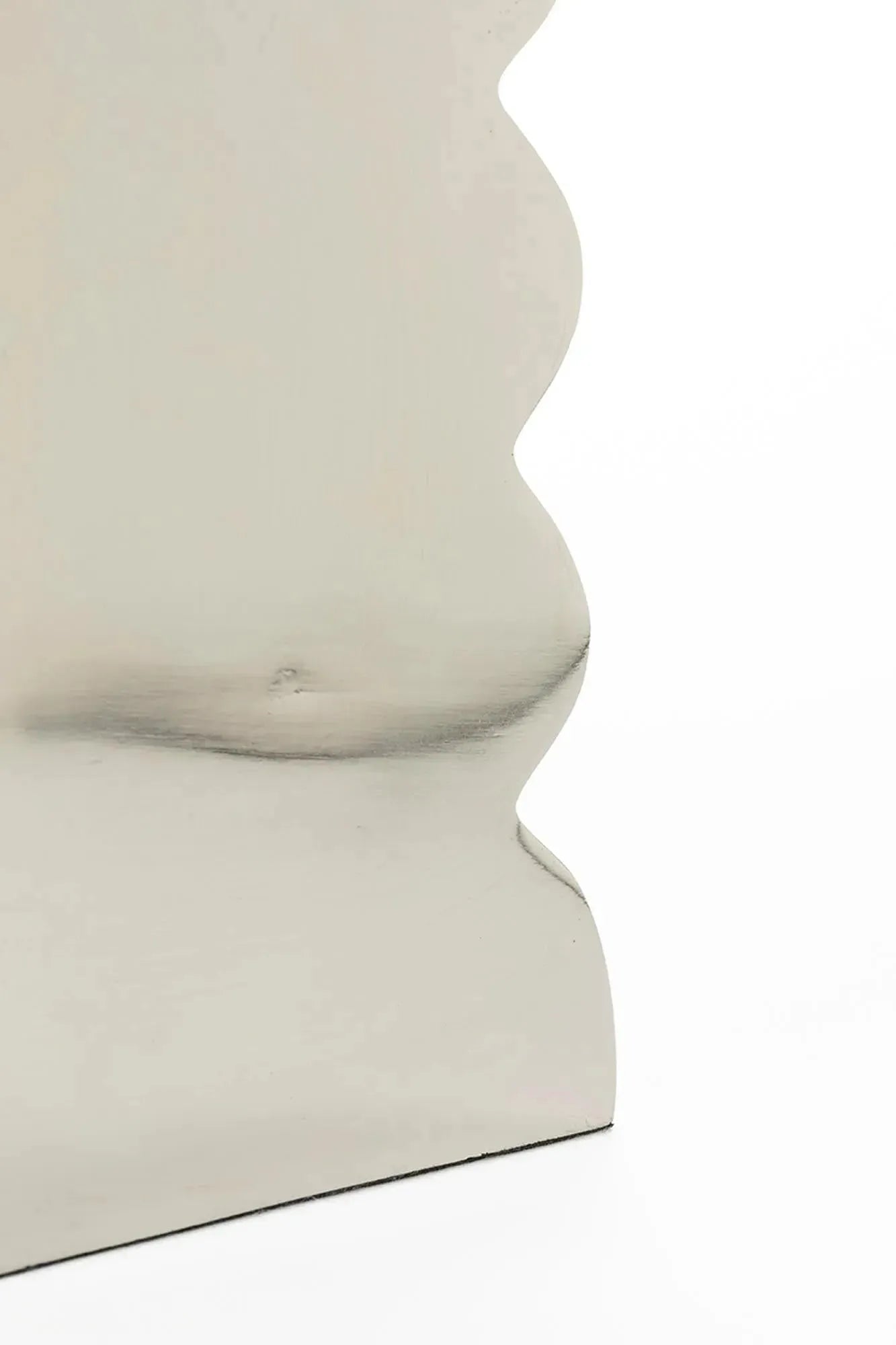 Stilvoller Zuiver Hocker Curves aus langlebigem Aluminium gefertigt.