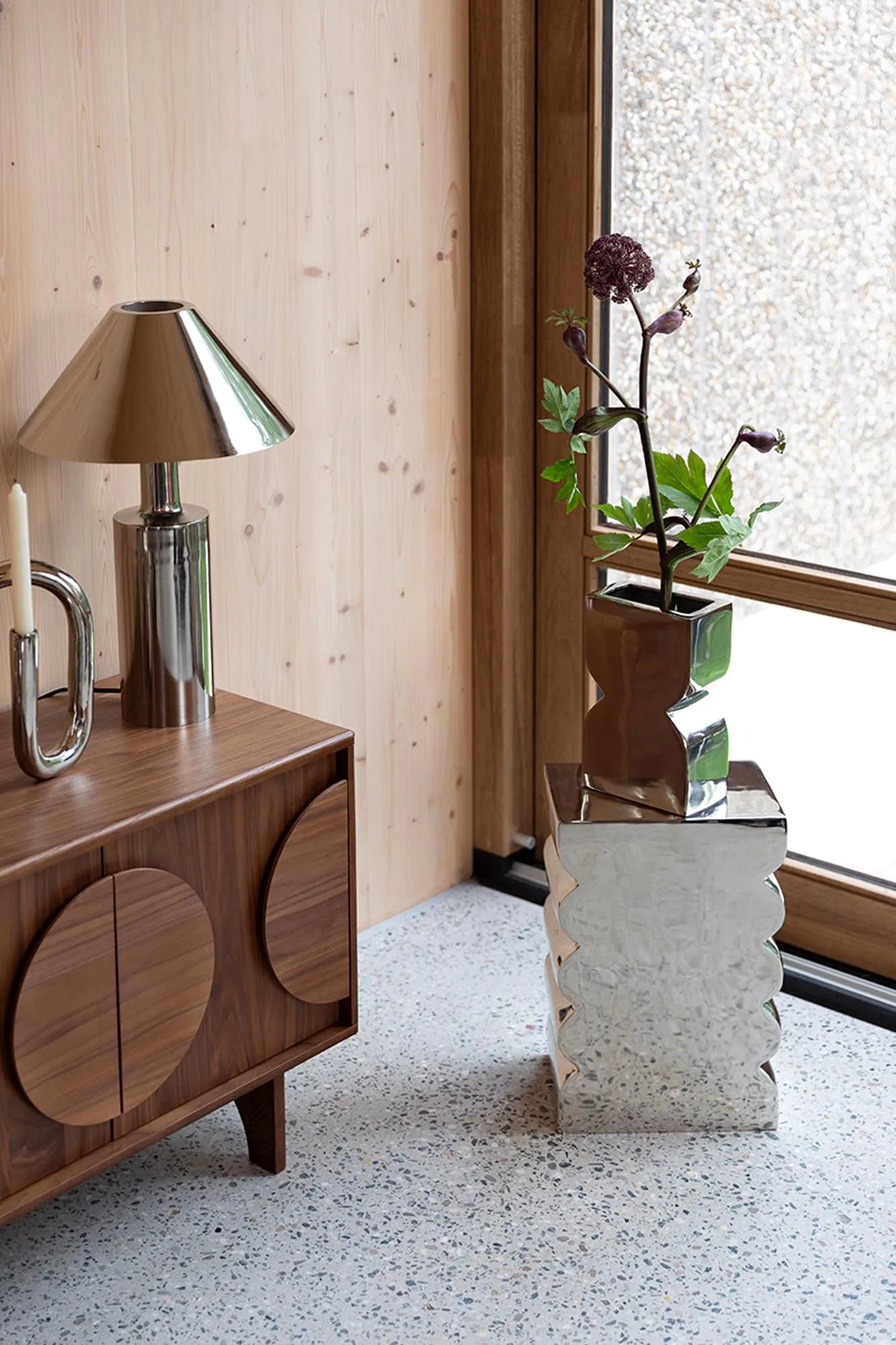 Moderner Zuiver Hocker Curves aus robustem Aluminium gefertigt.