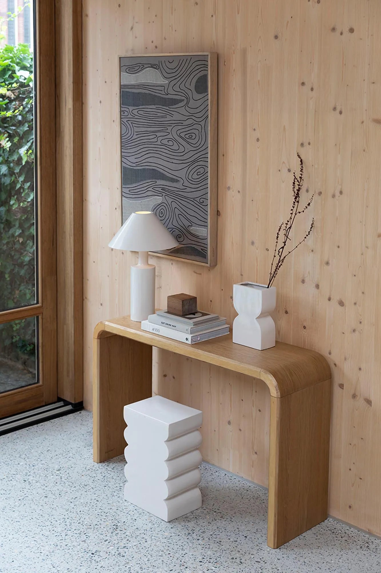 Eleganter Zuiver Hocker Curves aus hochwertigem Aluminium gefertigt.