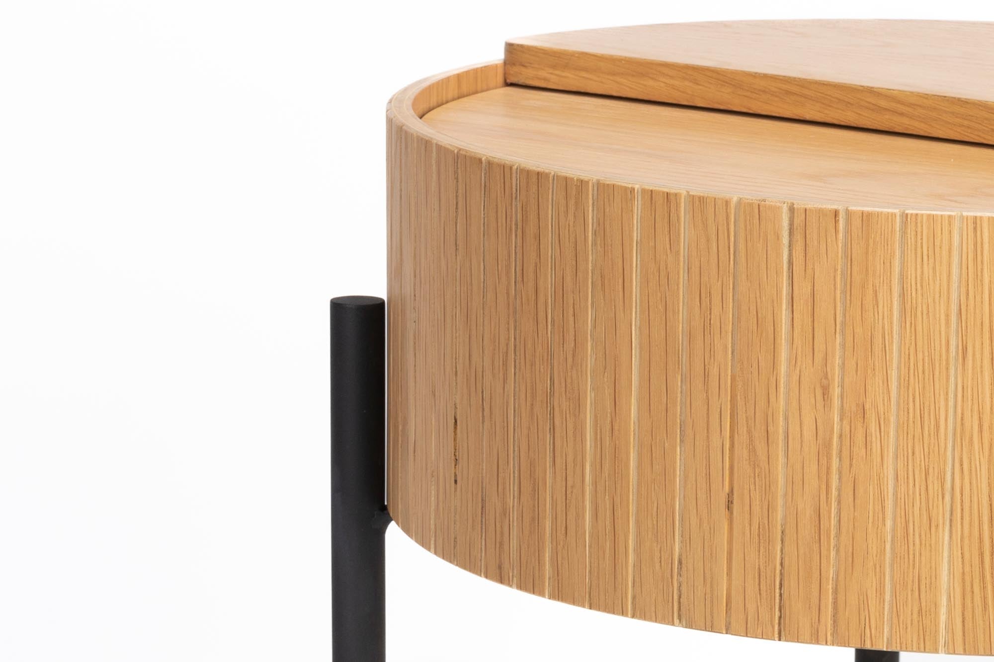 Eleganter Zuiver Slides Tisch: Eichenholz trifft auf minimalistisches Design.