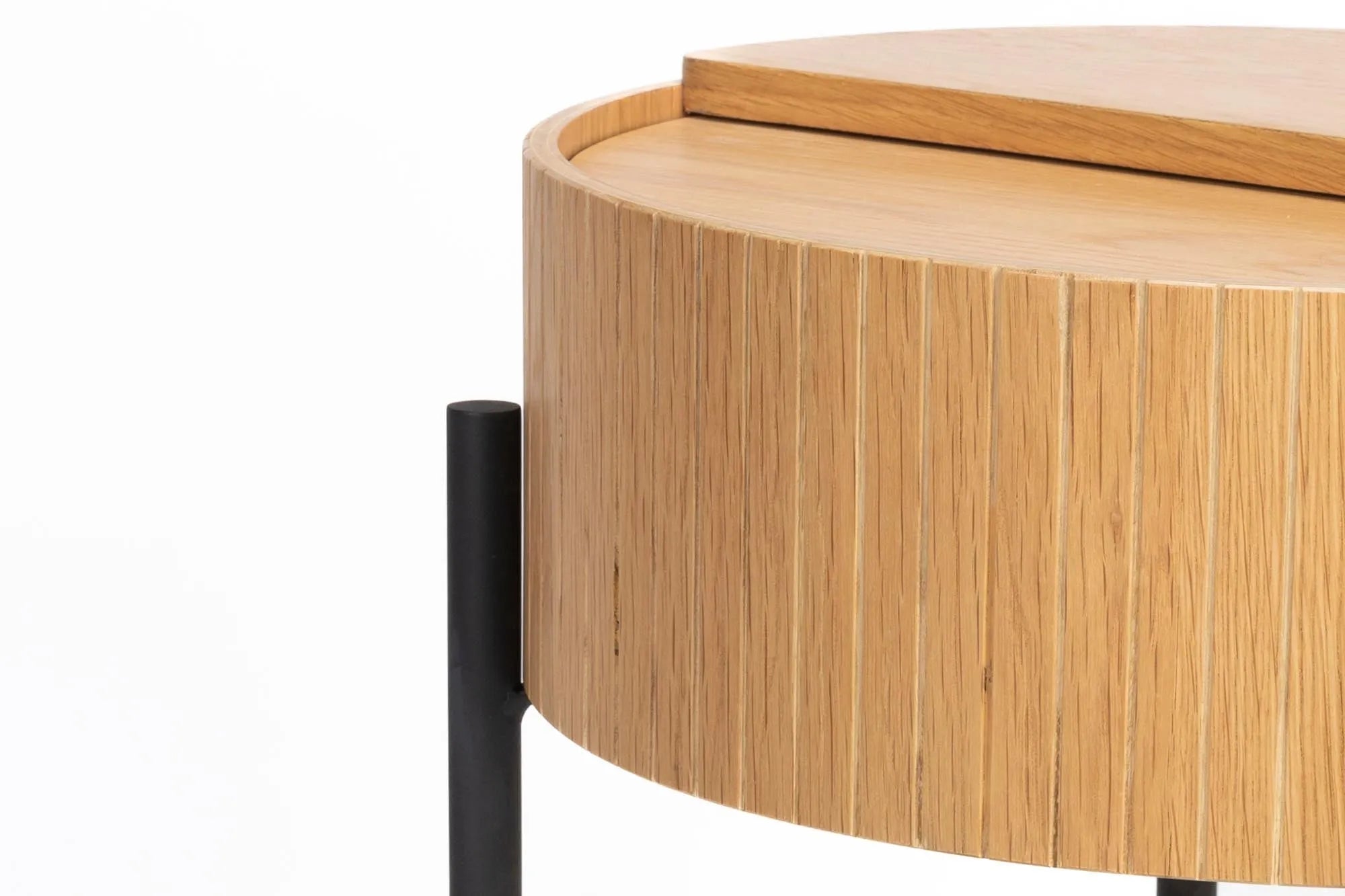 Eleganter Zuiver Slides Tisch: Eichenholz trifft auf minimalistisches Design.