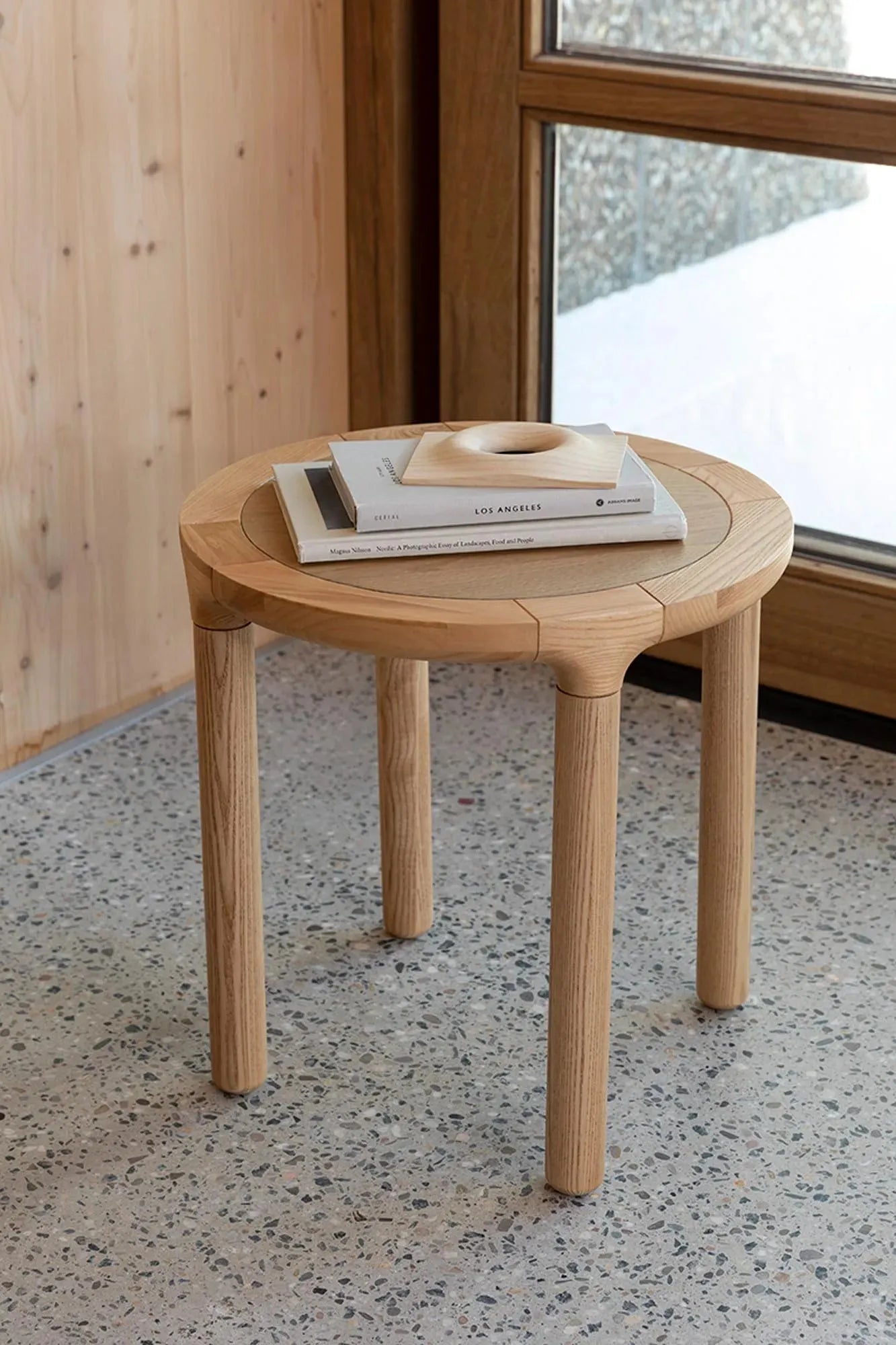 Eleganter Beistelltisch Storm von Zuiver: Minimalistisches Design, Eichen- und Eschenholz, vielseitig einsetzbar, modern und stilvoll.
