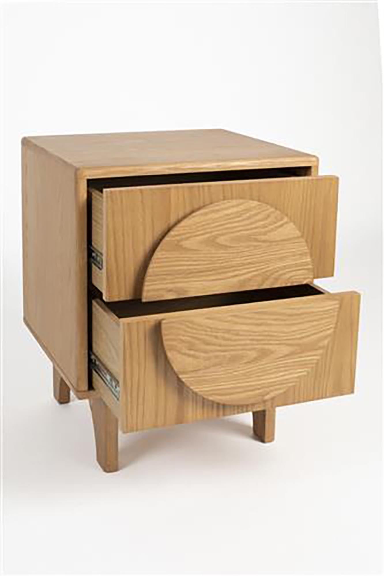Der Groove Beistelltisch von Zuiver kombiniert modernes Design mit praktischer Funktionalität. Perfekt als Nachttisch oder Beistelltisch!