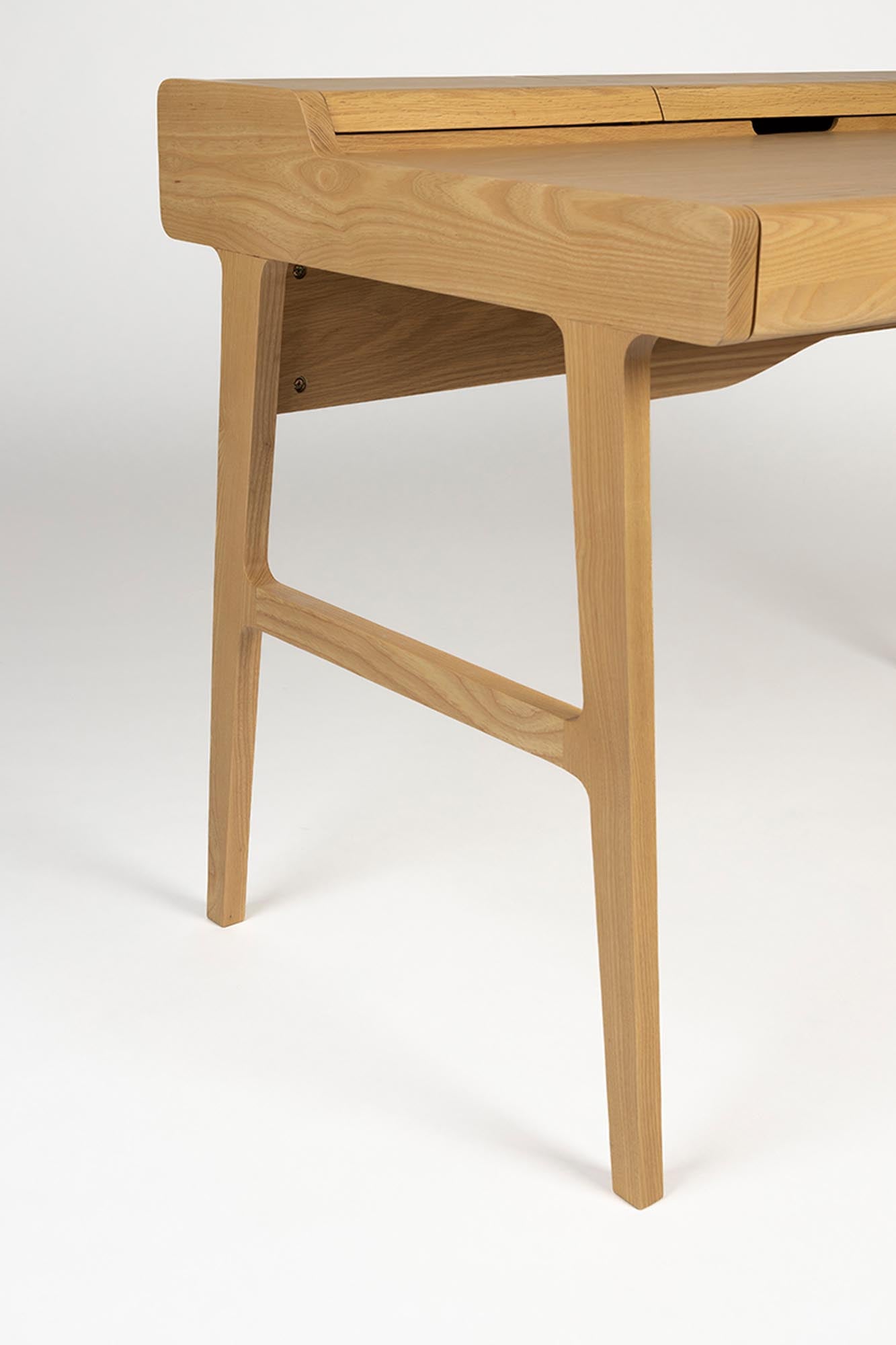 Erleben Sie den Schreibtisch Kaat von Zuiver: Elegantes Design, robuste Materialien und praktische Funktionen für Ihr ideales Arbeitsumfeld.