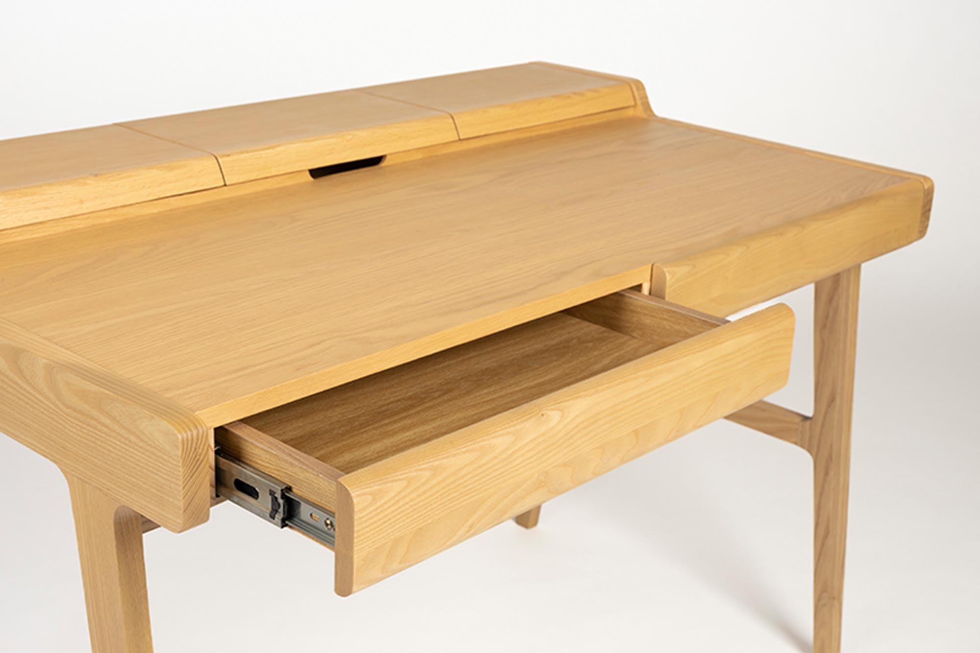 Entdecken Sie den Schreibtisch Kaat von Zuiver: Zeitloses Design, hochwertige Hölzer und durchdachte Stauraumlösungen für Ihr Home Office.