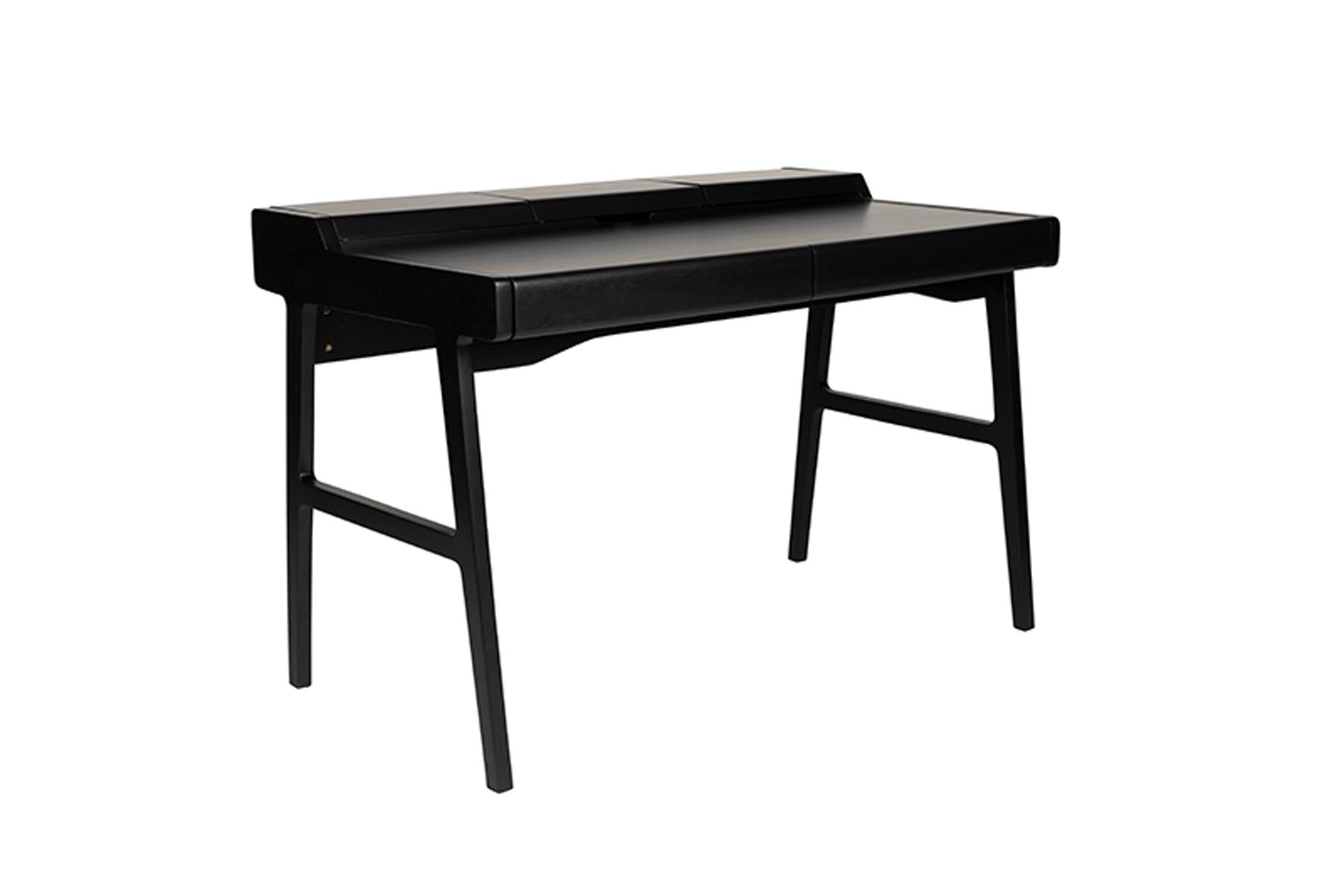 Entdecken Sie den Schreibtisch Kaat von Zuiver: Hochwertige Materialien, minimalistisches Design und einzigartige Maserung für Ihr Home Office.