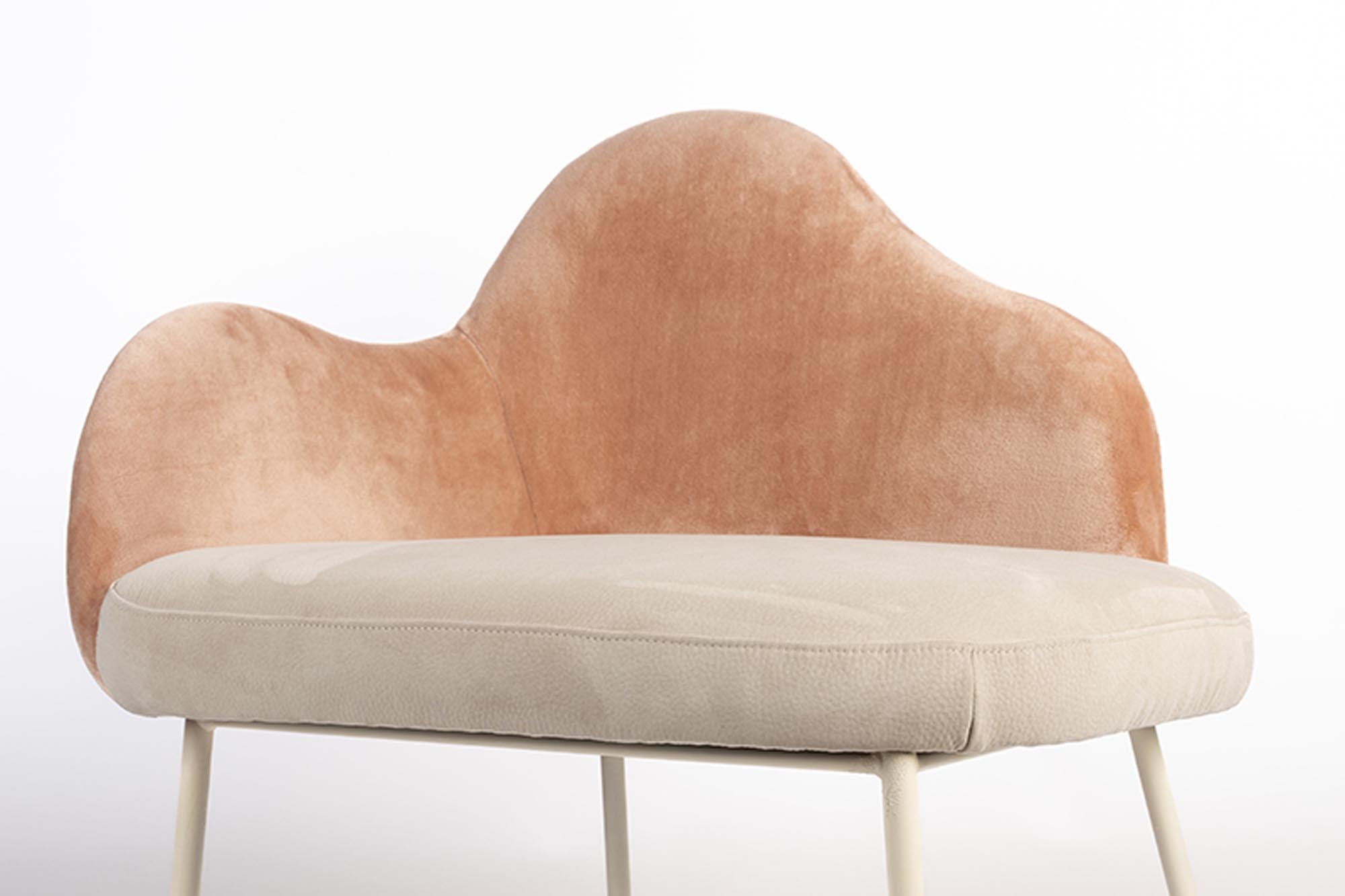 Entdecken Sie den Sessel Friuli von Zuiver: Stilvolles Design, bequeme Polsterung und pflegeleichte Materialien für jeden Raum.
