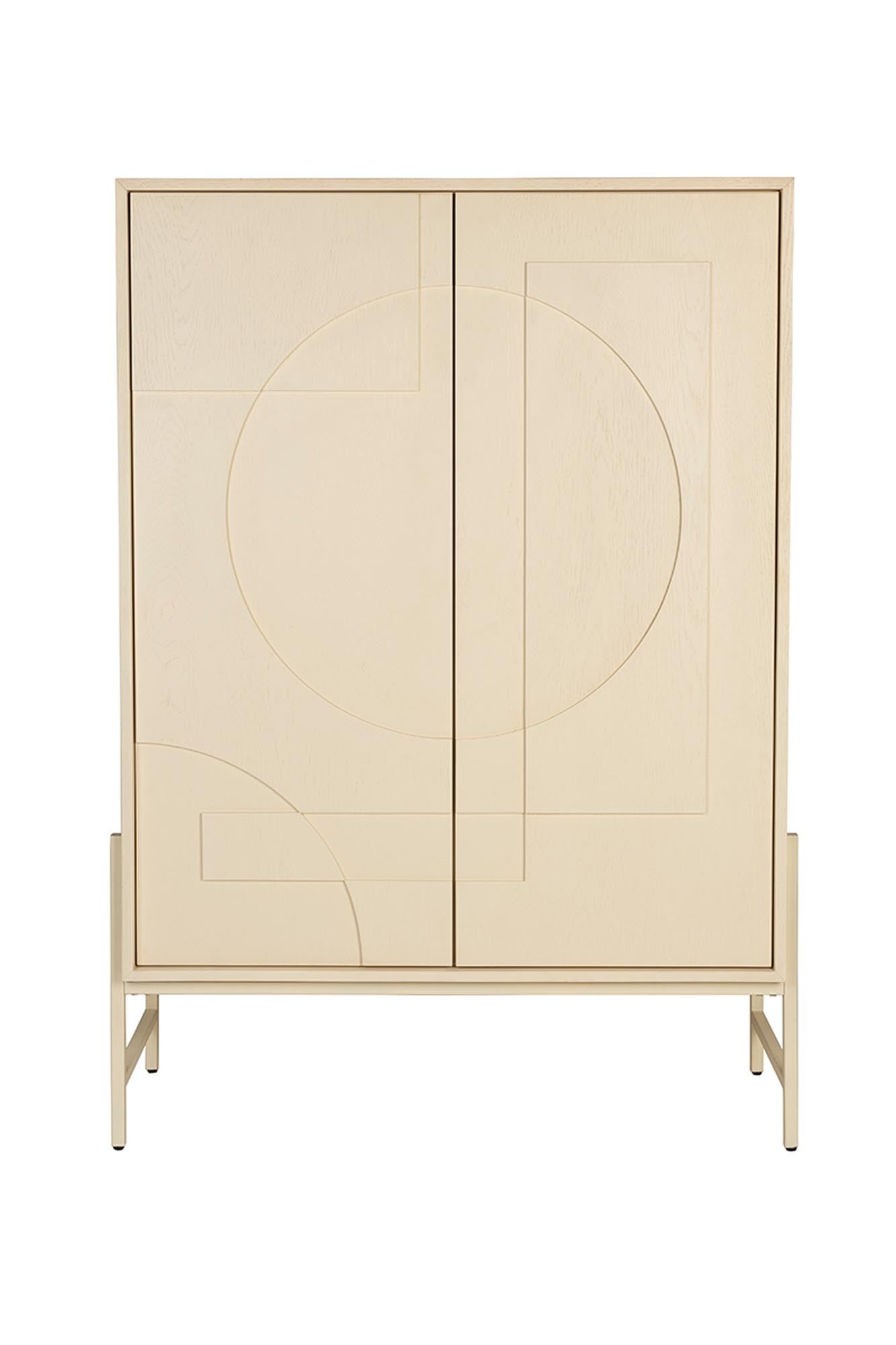 Stilvolles Cabinet Faces von Zuiver: Eichenholz, Metallrahmen, großzügiger Stauraum, skandinavisches Design.