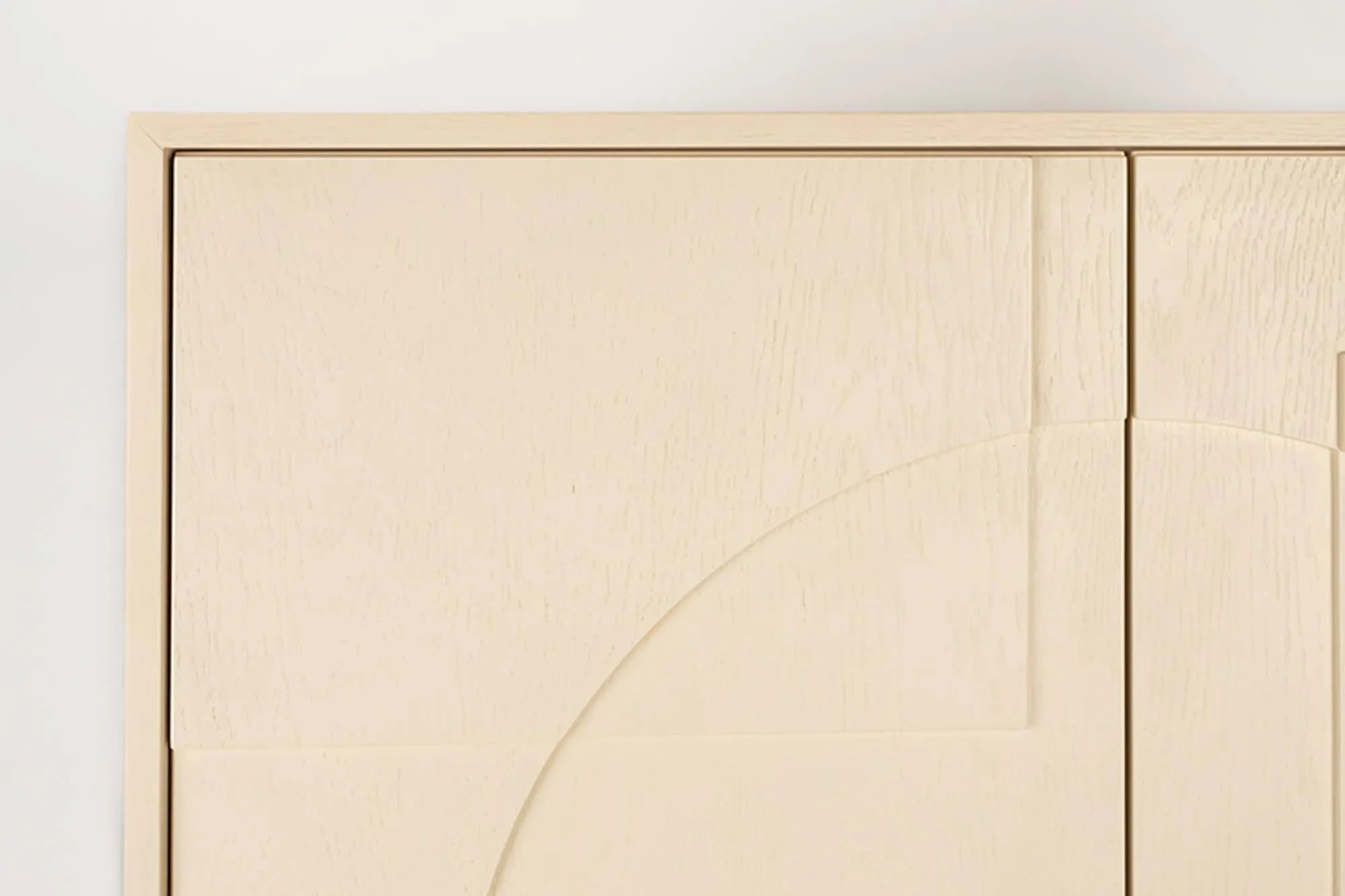 Zuiver Cabinet Faces: Elegantes Eichenholz für modernes Wohnen.