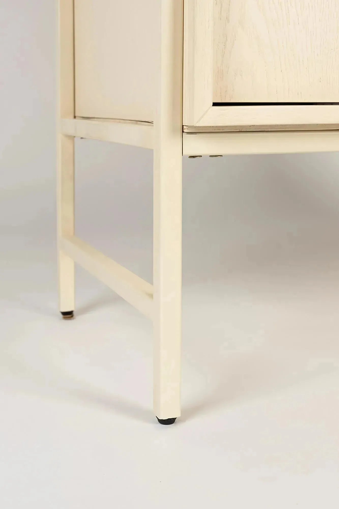 Zuiver Cabinet Faces: Eichenholz trifft auf zeitlose Eleganz.
