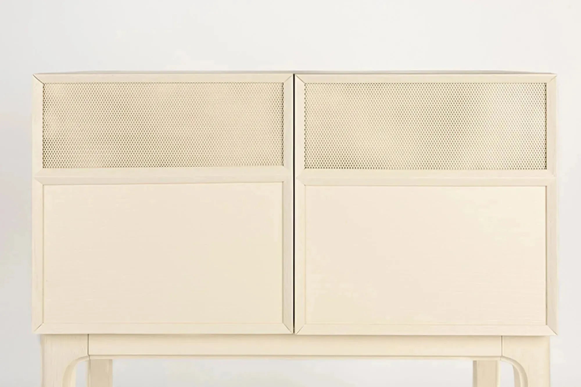 Cabinet June von Zuiver: Stilvolles Eichenholz mit modernem Touch.