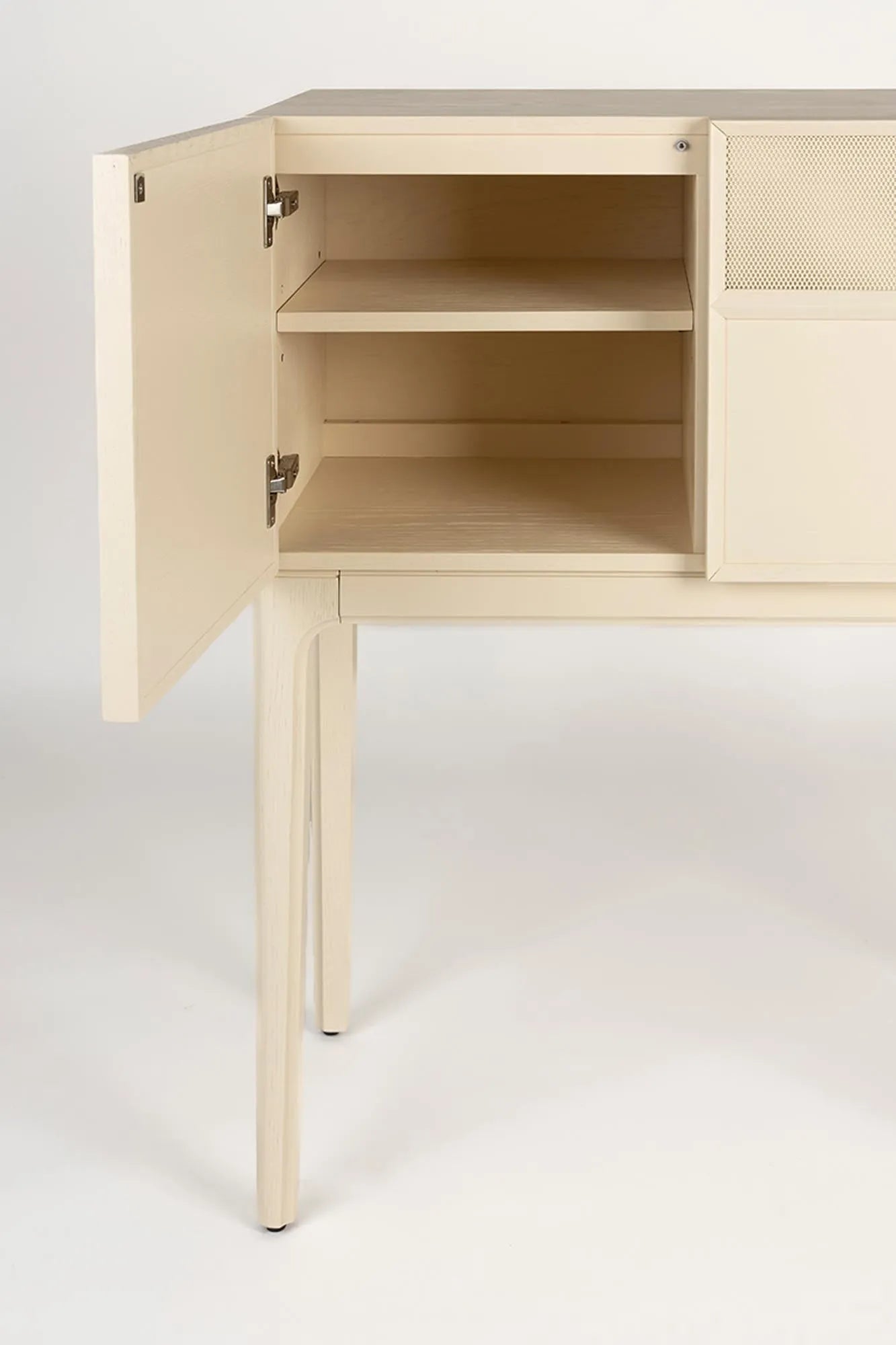 Cabinet June: Zeitlose Eleganz aus Eichenholz für modernes Wohnen.