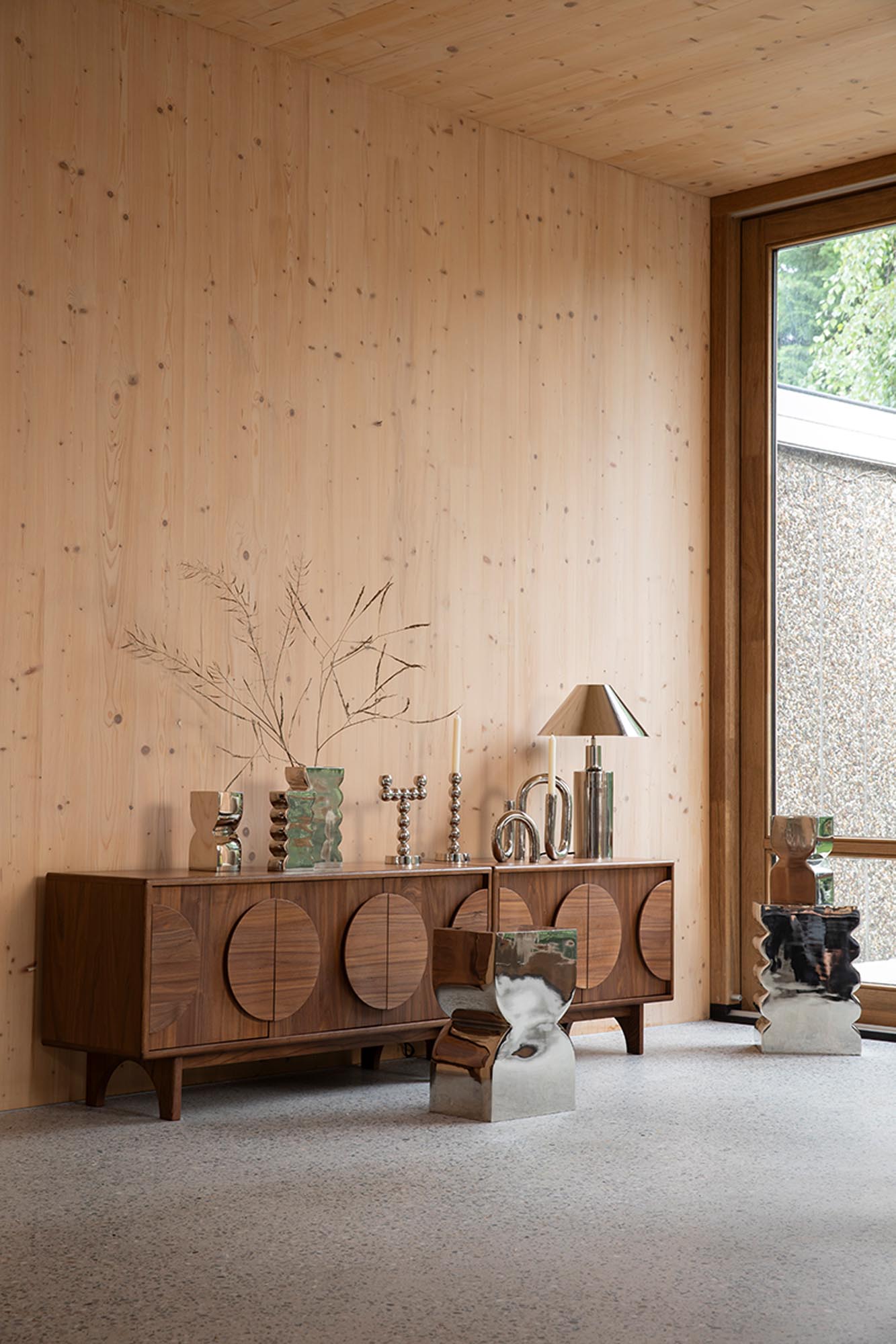 Elegantes Sideboard aus Eichenholz mit 3 Türen, bietet viel Stauraum und passt in jeden modernen Wohnstil.