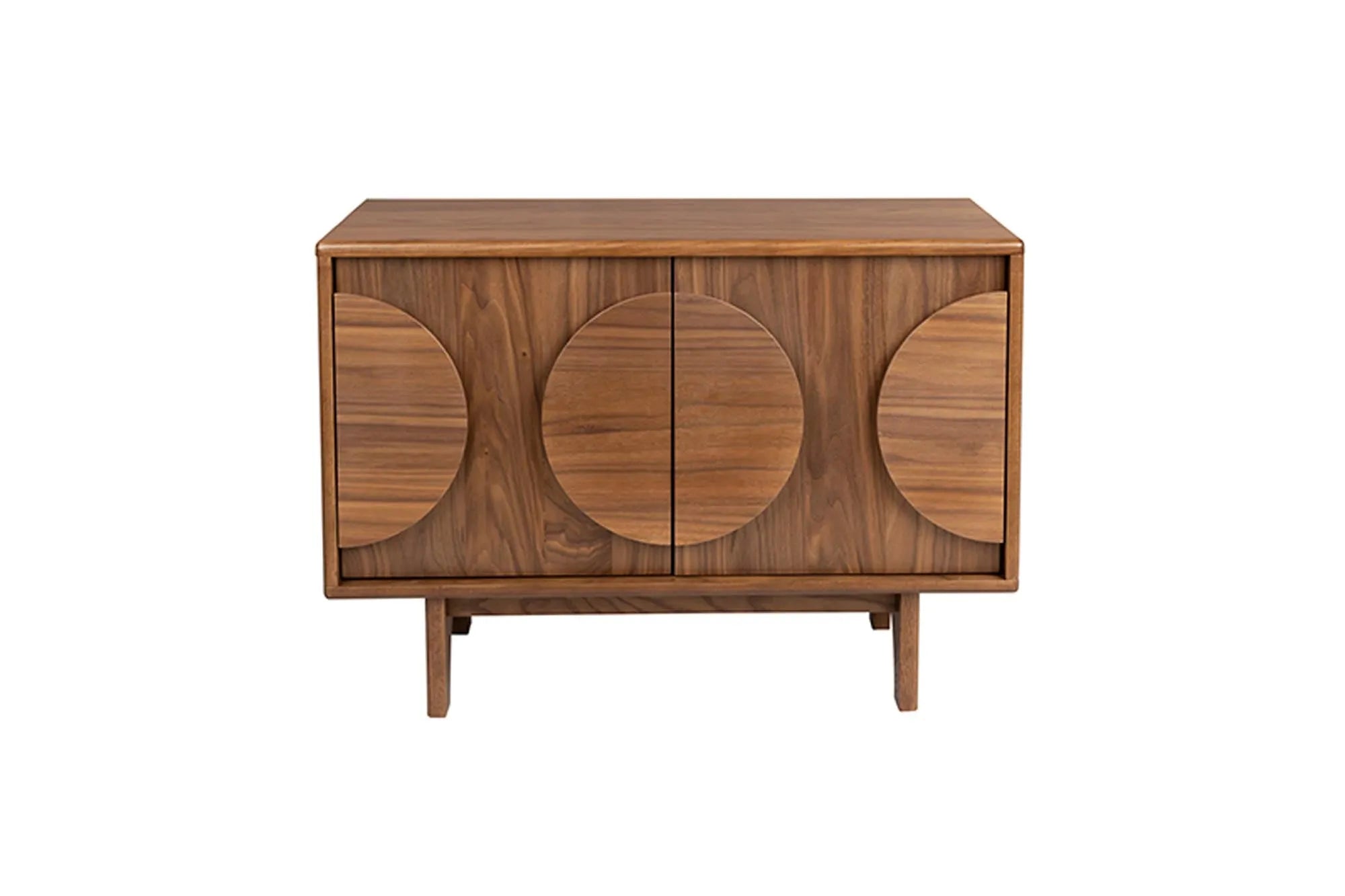 Elegantes Sideboard Groove von Zuiver: Walnussfurnier, Eschenbeine, viel Stauraum, ideal für Wohnzimmer und Essbereich.