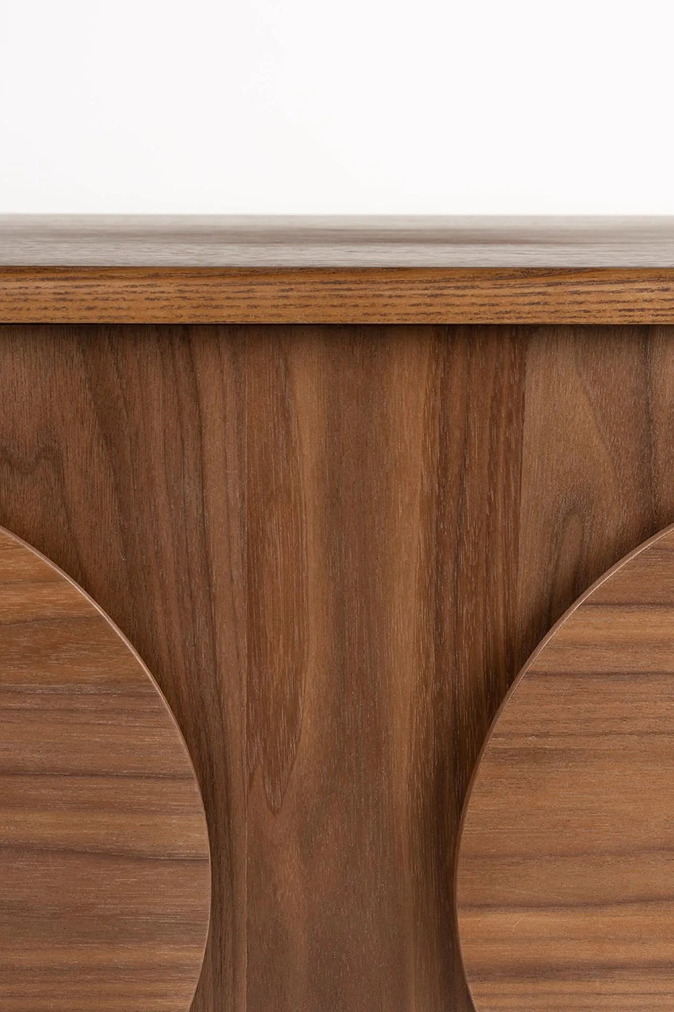 Elegantes Zuiver Groove Sideboard mit 2 Türen in Walnuss-Design.