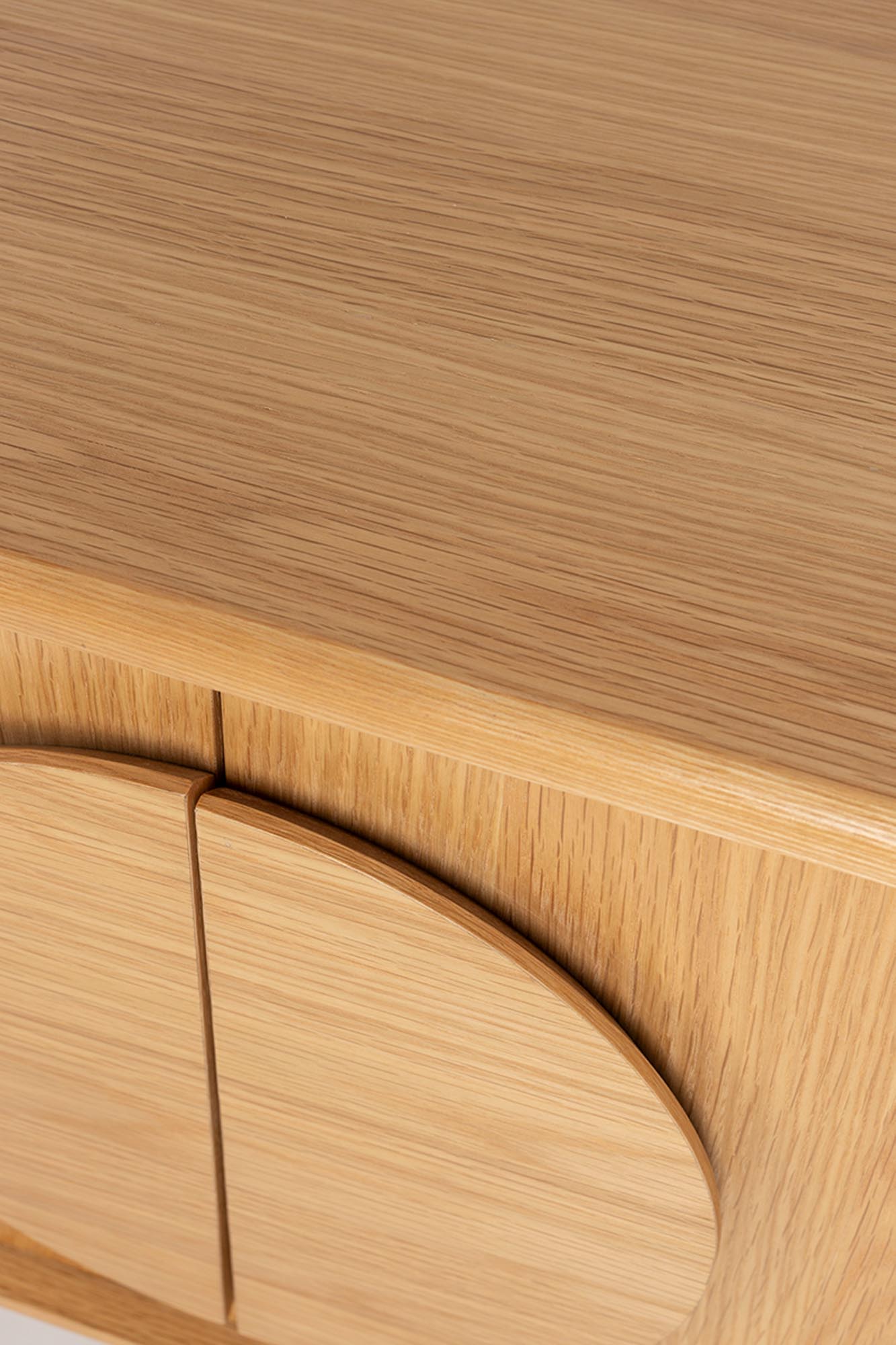 Stilvolles Zuiver Sideboard Groove mit 2 Türen im Walnuss-Finish.