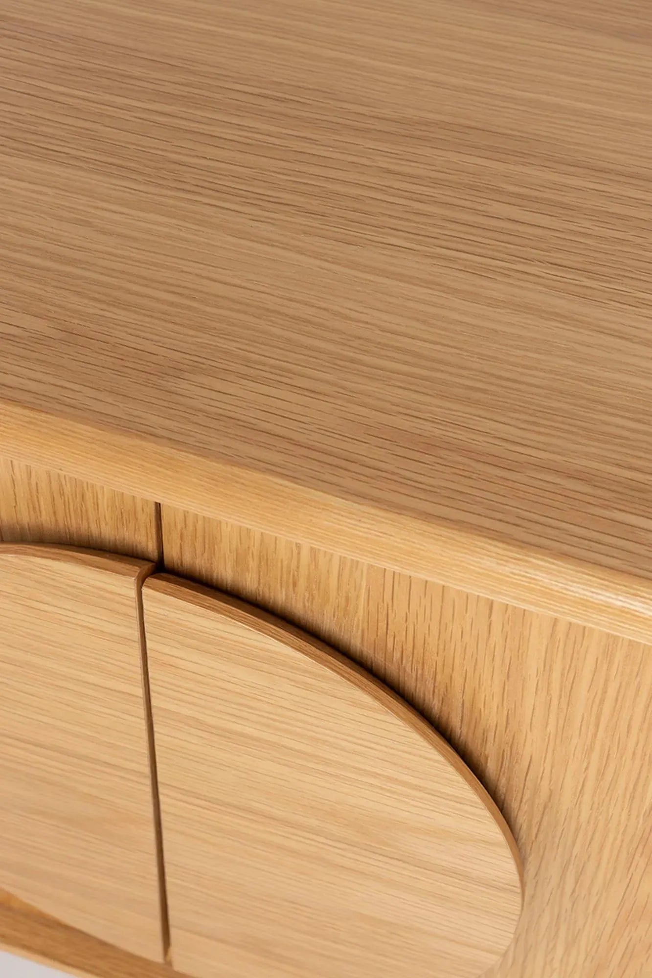 Elegantes Sideboard Groove mit 2 Türen im edlen Walnuss-Design.