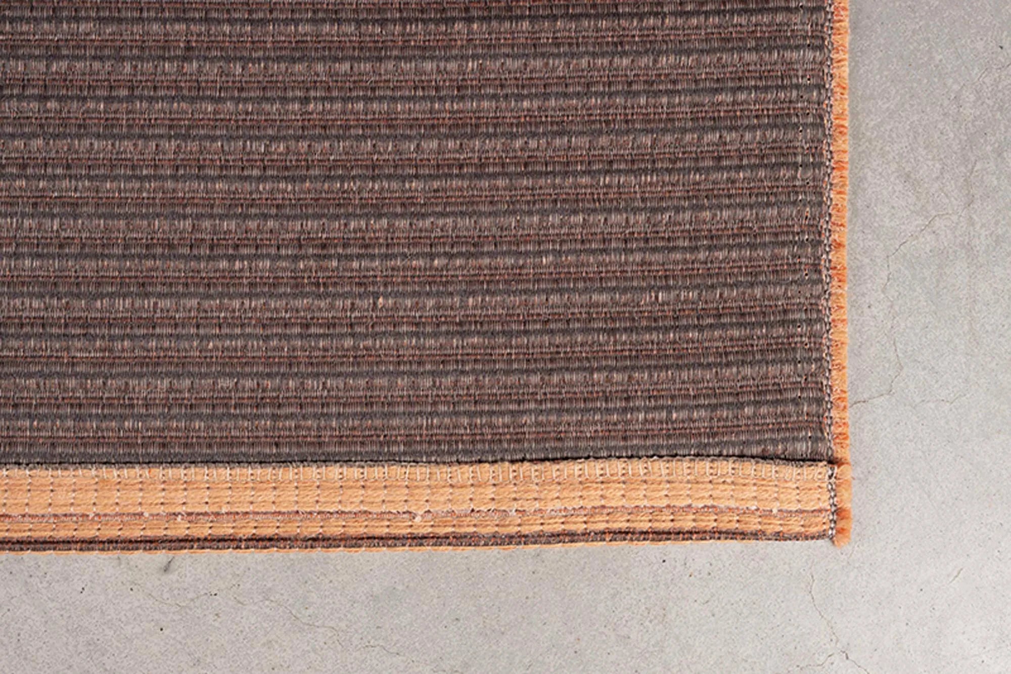 Eleganter Zuiver Waves Teppich: Harmonische Wellen für Ihr Zuhause.