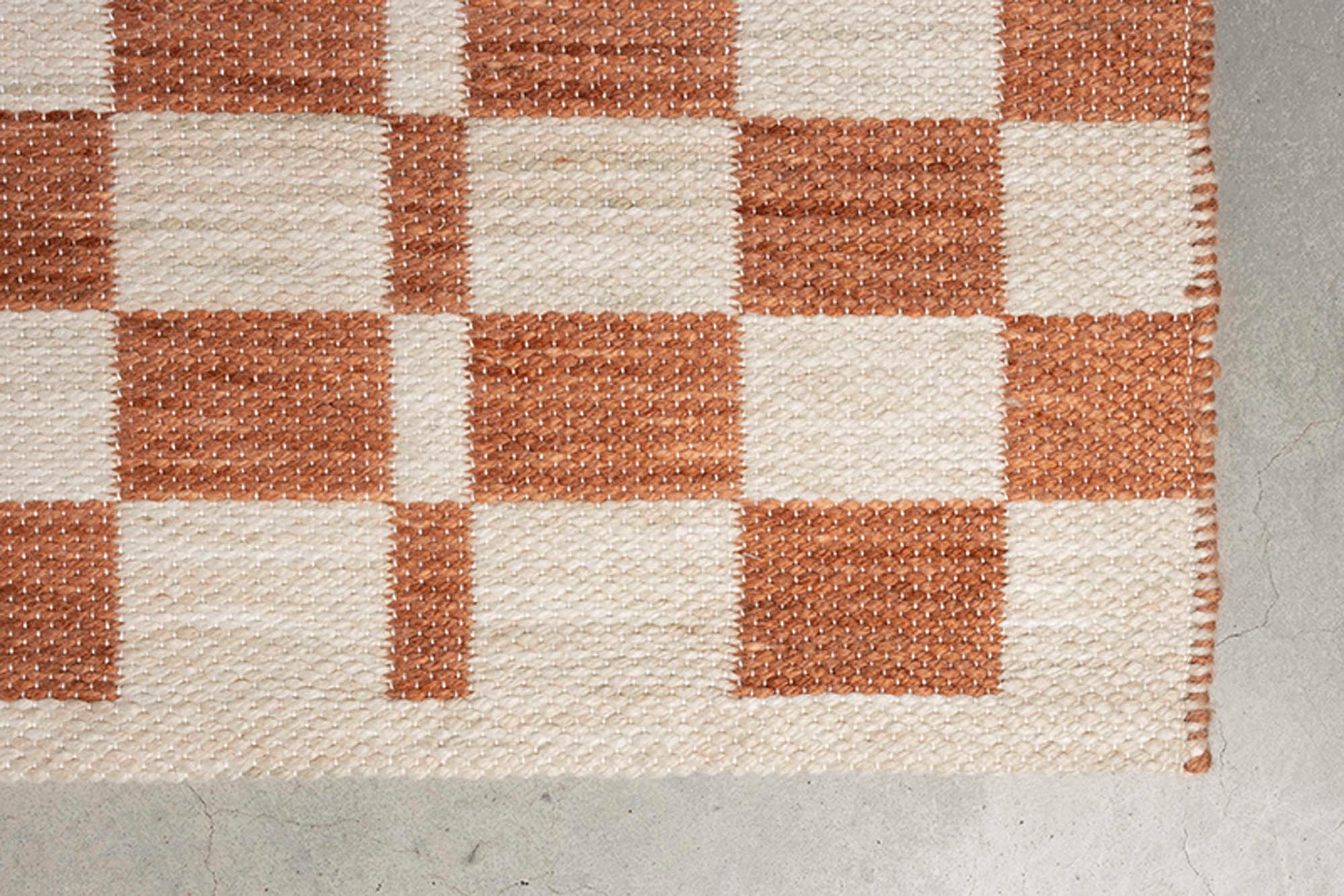 Entdecken Sie den Teppich Checker von Zuiver: Handgewebt, langlebig und perfekt für Küchen. Zeitloses Design, ideal für Tierliebhaber und pflegeleicht.