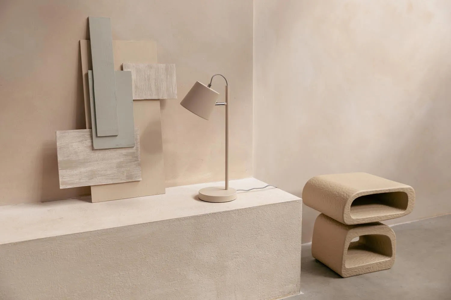 Moderne Zuiver Tischlampe mit flexiblem Schnallenkopf-Design.