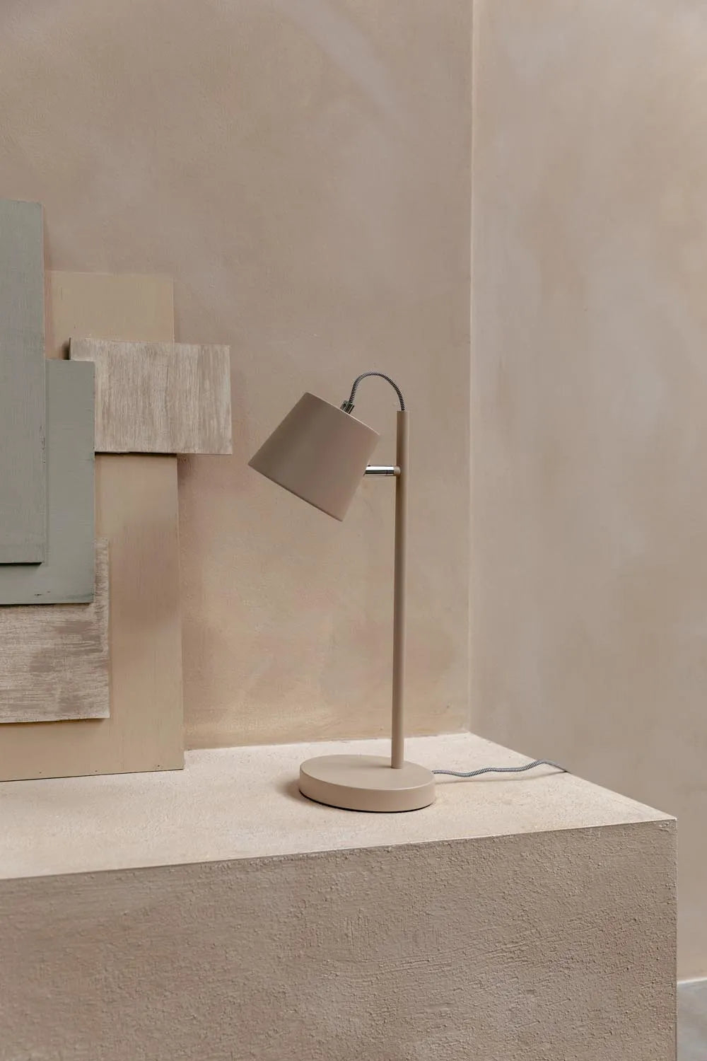 Stilvolle Zuiver Tischlampe mit innovativem Schnallenkopf-Design.