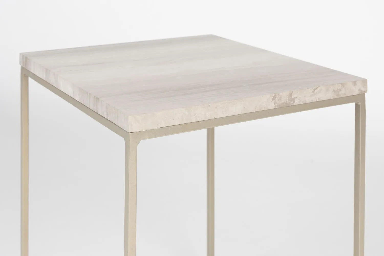Eleganter Beistelltisch mit einzigartiger Marmorplatte und stabilem Eisenuntergestell für modernes Wohnen.