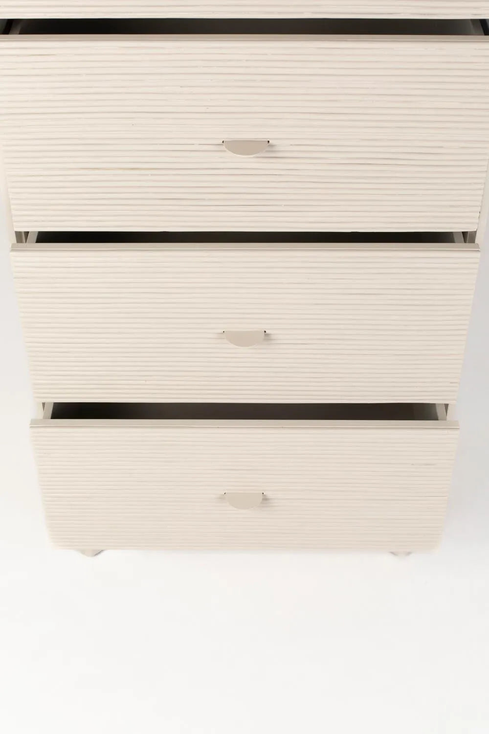 Elegantes Zuiver Morgenkabinett: Holz und Rattan in Harmonie.