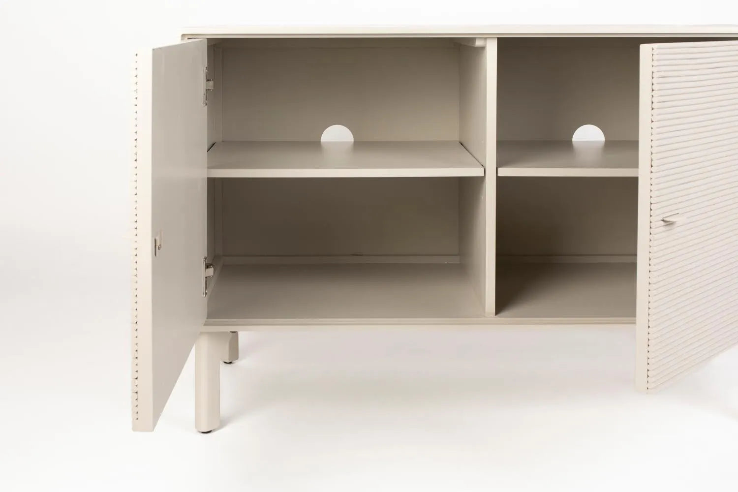 Modernes Zuiver Sideboard mit Akazienholz und Rattan-Elementen.